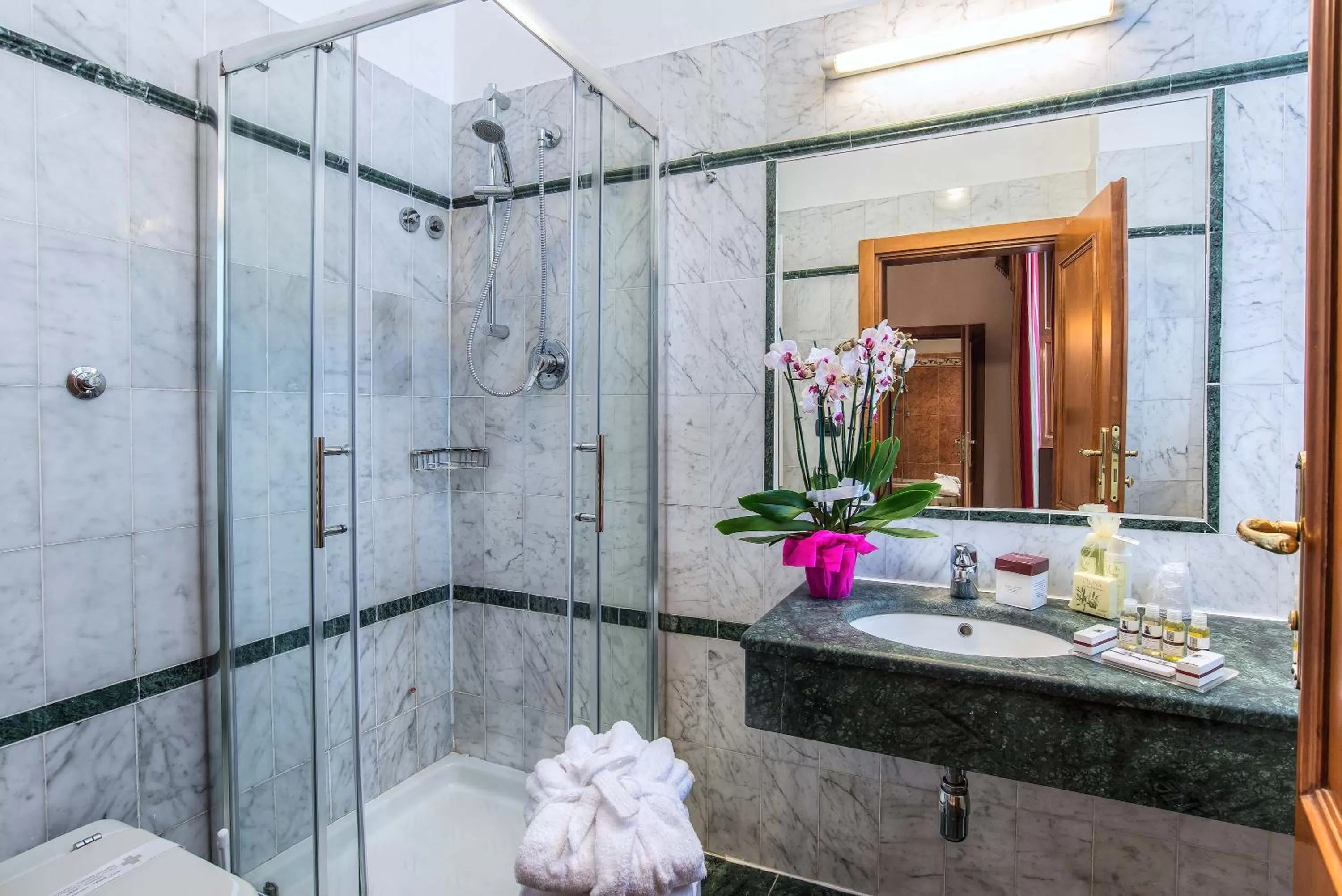 Bathroom in Hotel Paris