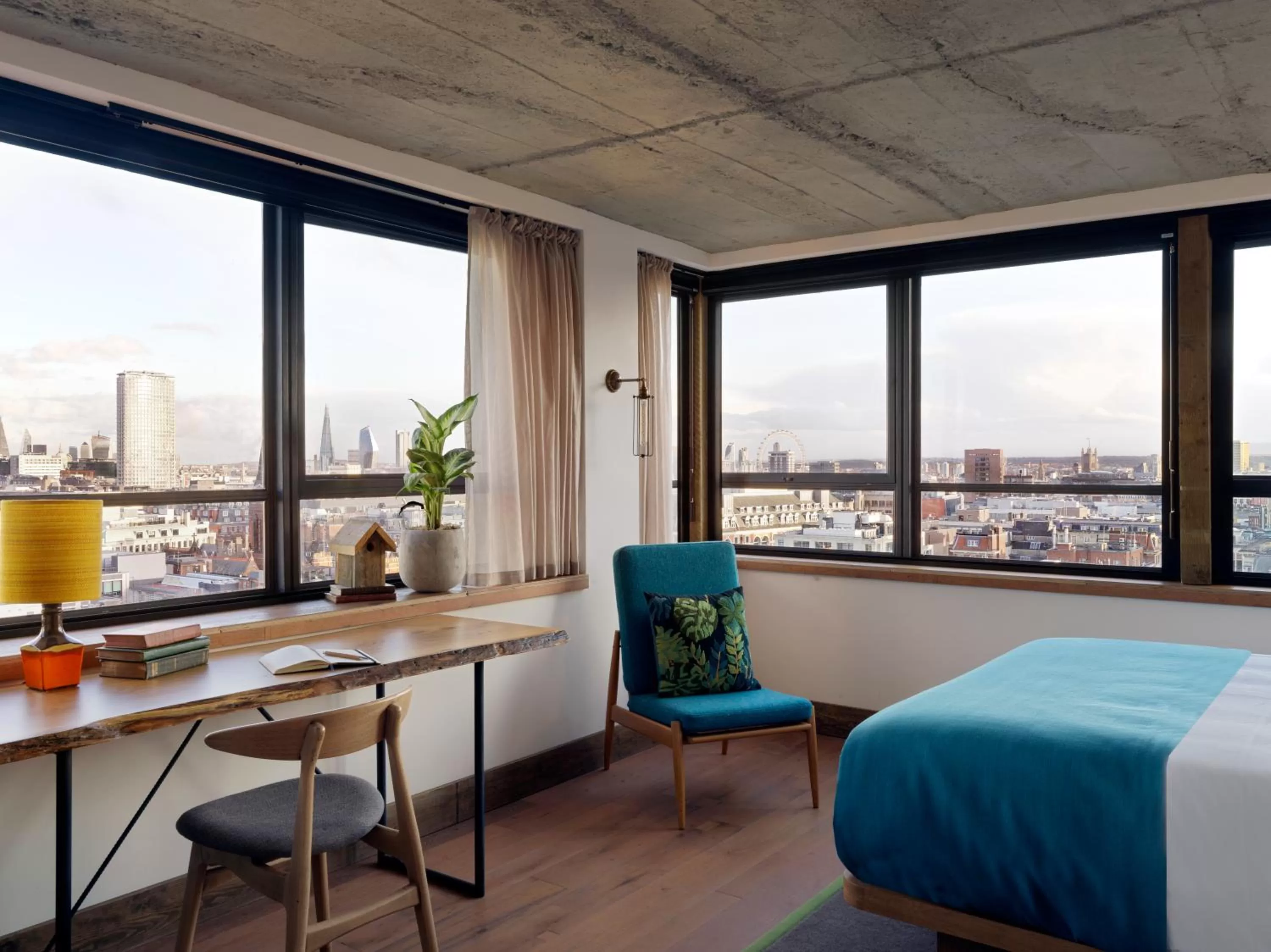 View (from property/room), Bed in Treehouse Hotel London