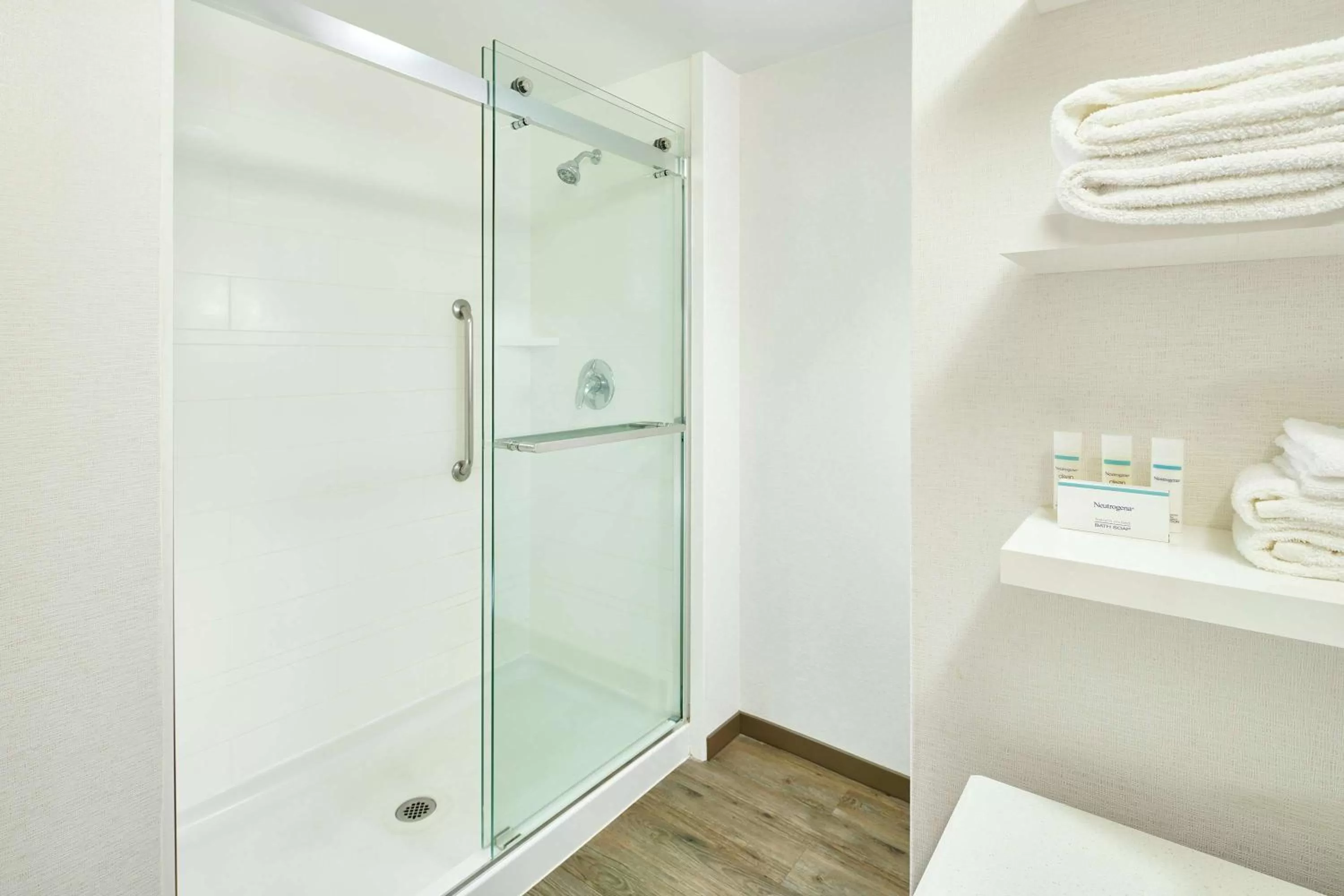 Shower in Hampton Inn & Suites Oahu Kapolei - FREE Parking - No Resort Fee