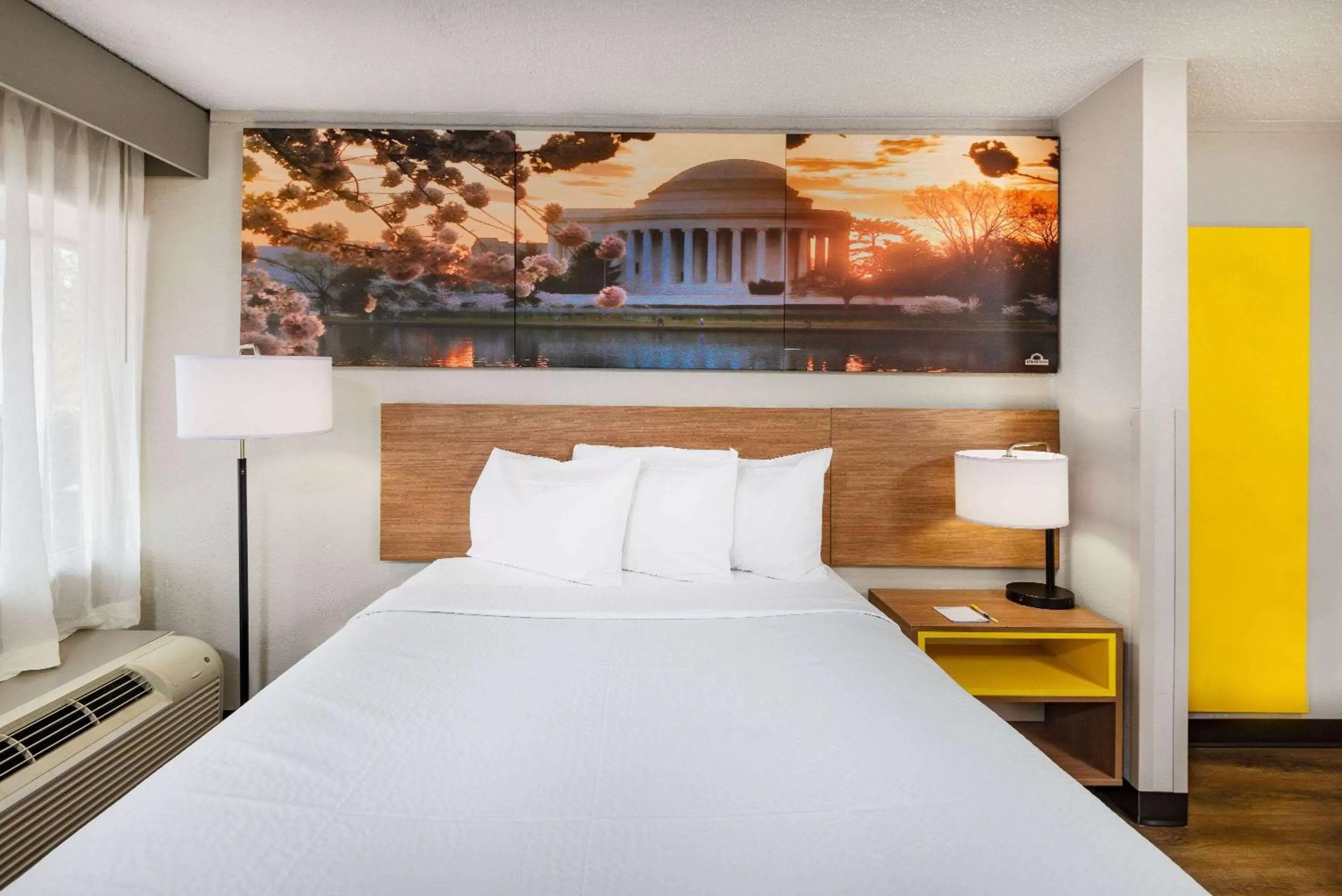 Photo of the whole room, Bed in Days Inn by Wyndham Charlottesville/University Area