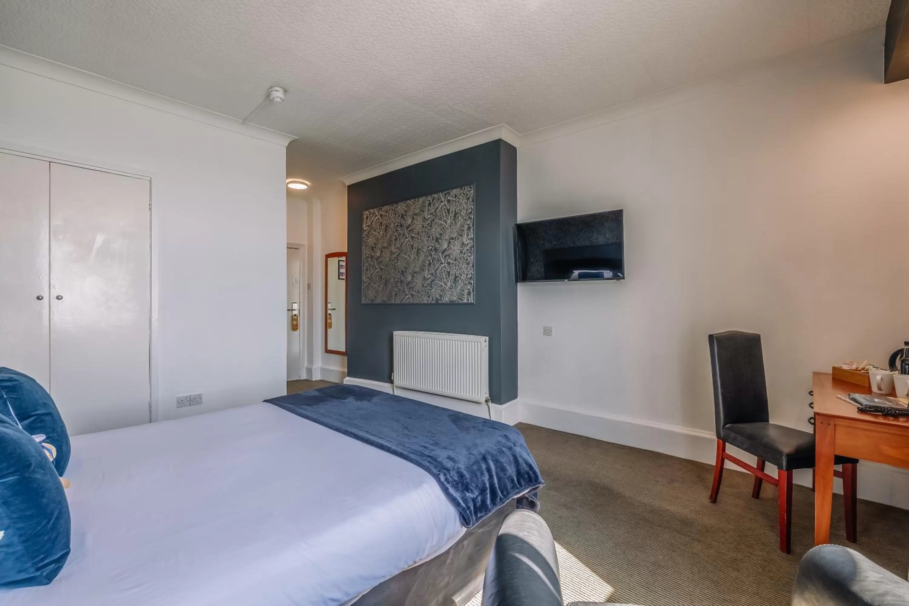 Bedroom, Bed in Muthu Westcliff Hotel (Near London Southend Airport)