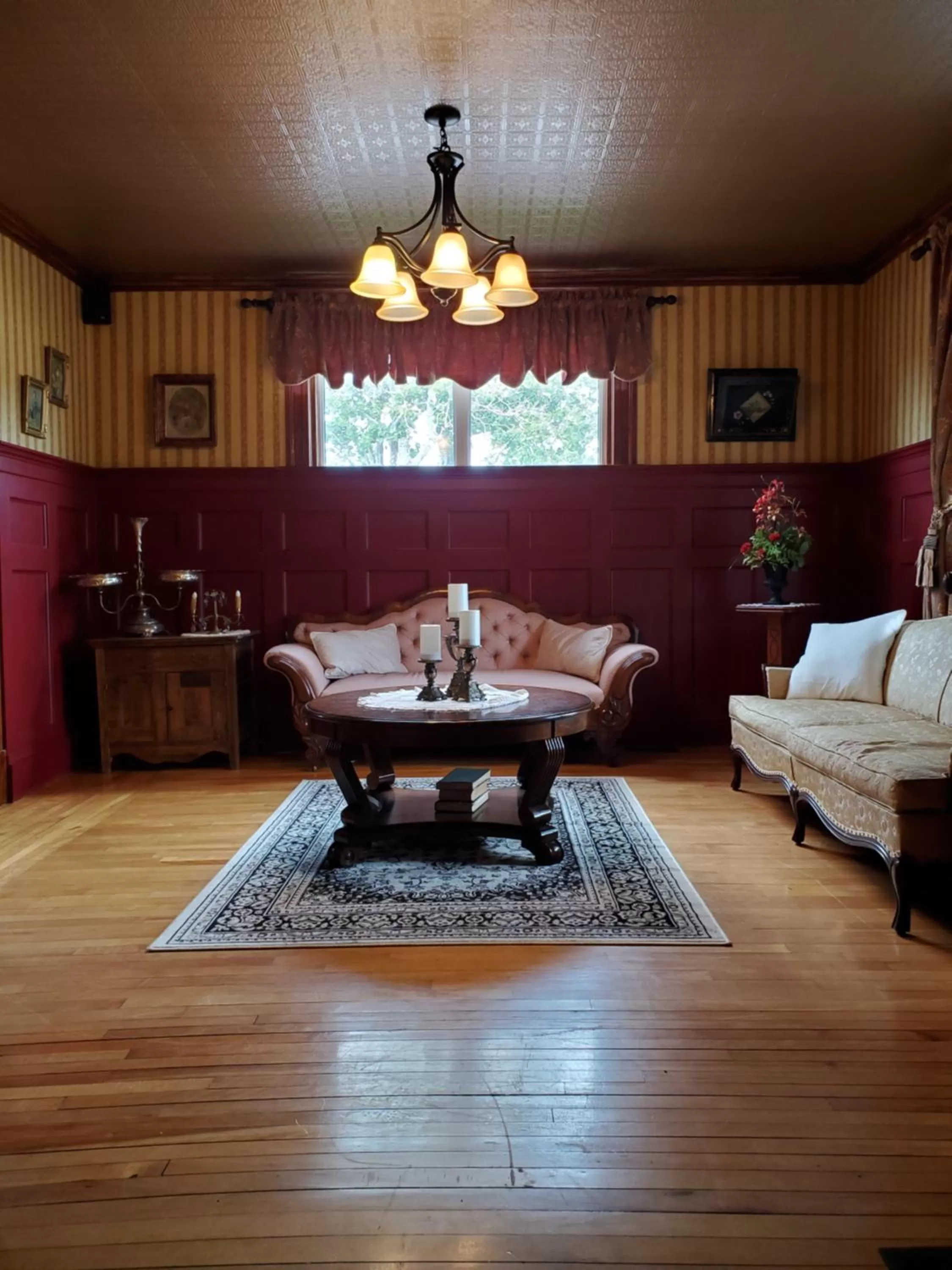 Living room in The Home Place Inn
