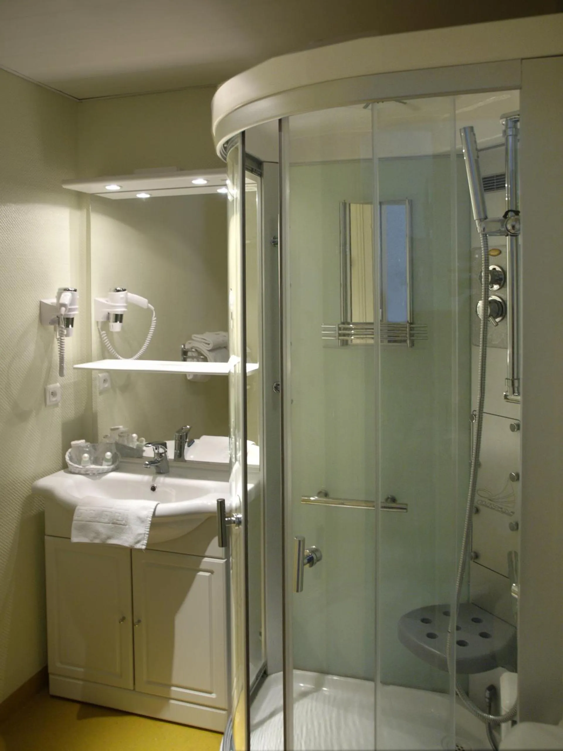 Bathroom in Logis Le Midland