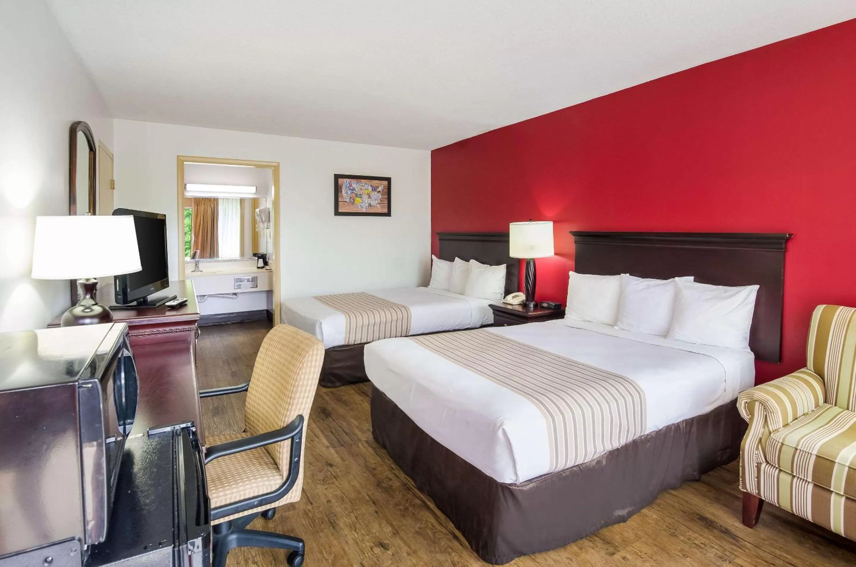 Photo of the whole room, Bed in Econo Lodge Marion I-81