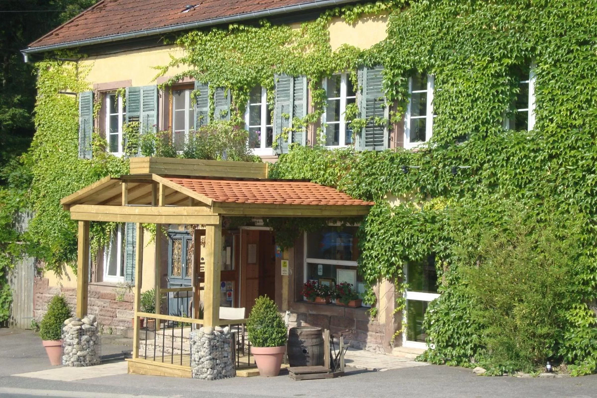 Facade/entrance, Property Building in L'Etable Gourmande