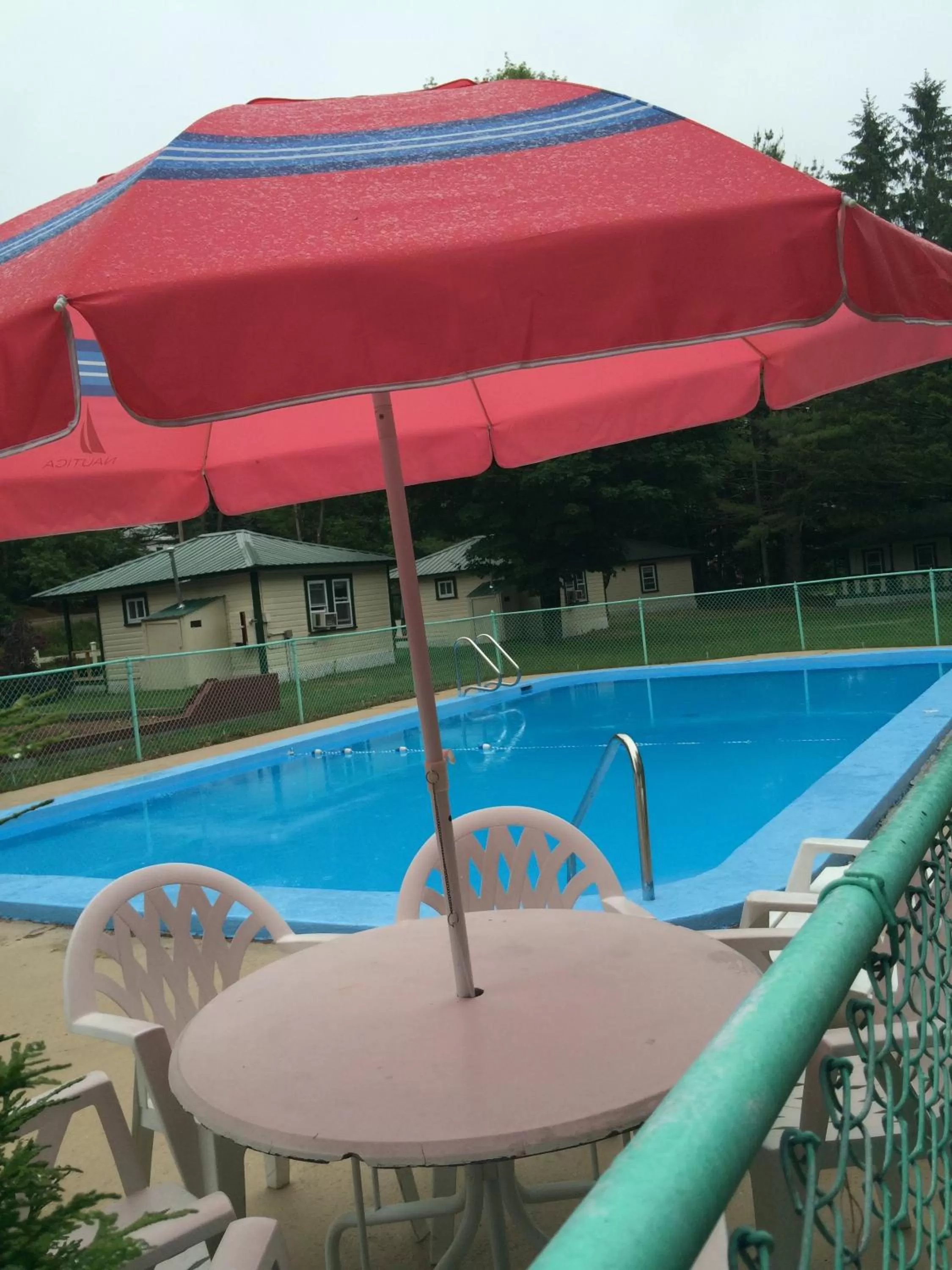 Swimming pool in Perry's Motel and Cottages