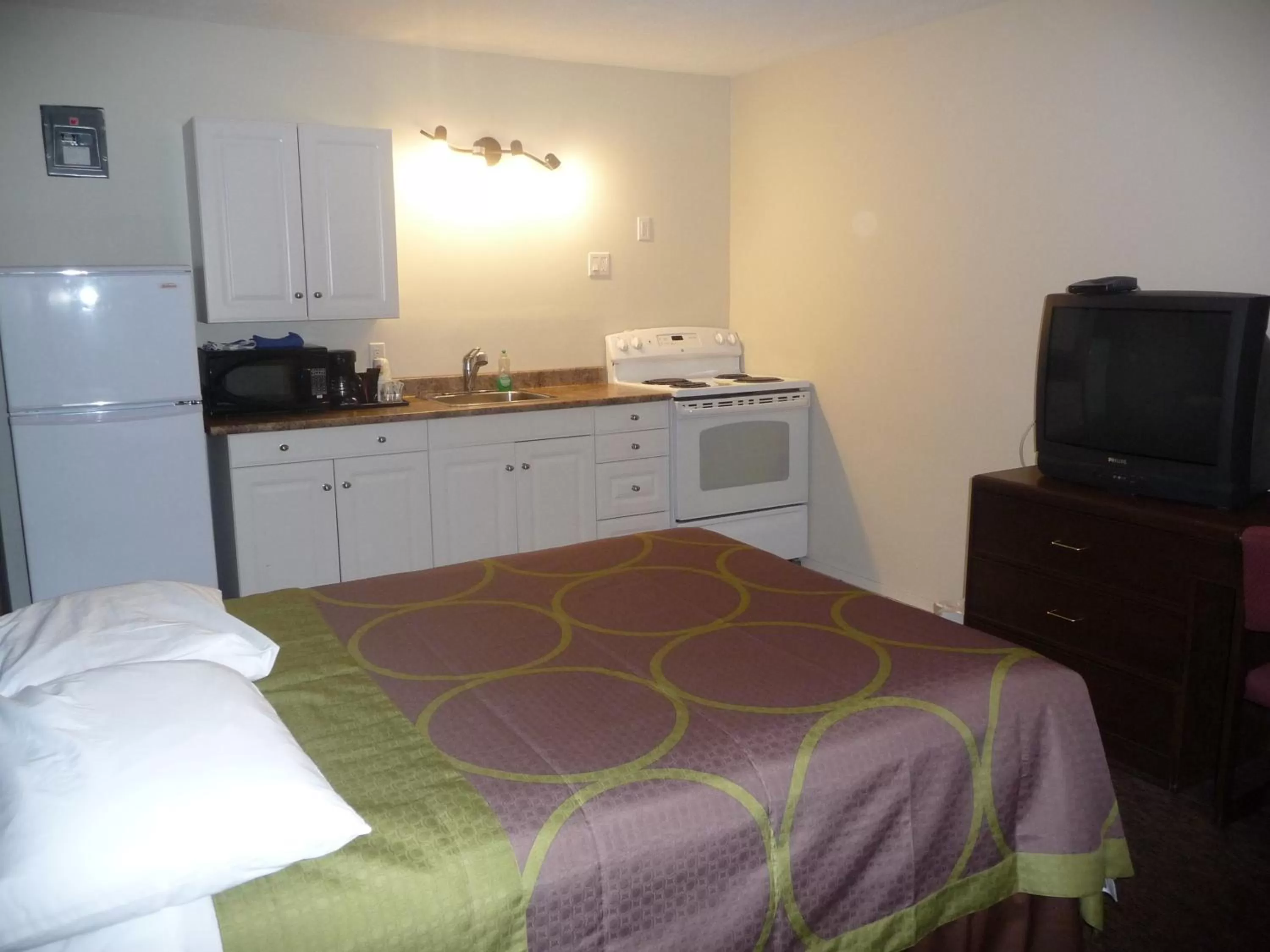 Bed in Super 8 by Wyndham Kamloops East
