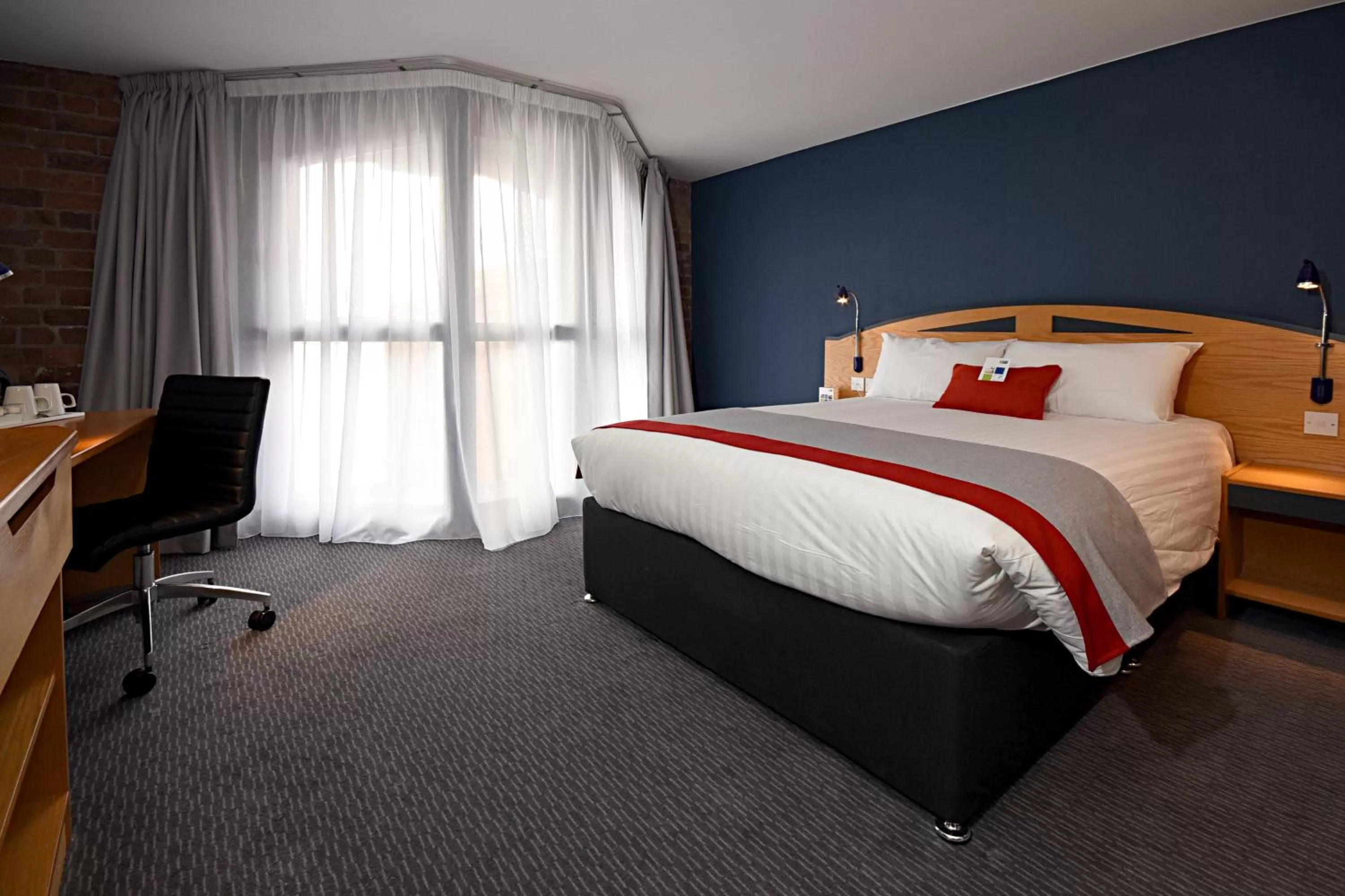 Photo of the whole room, Bed in Holiday Inn Express Liverpool-Albert Dock by IHG