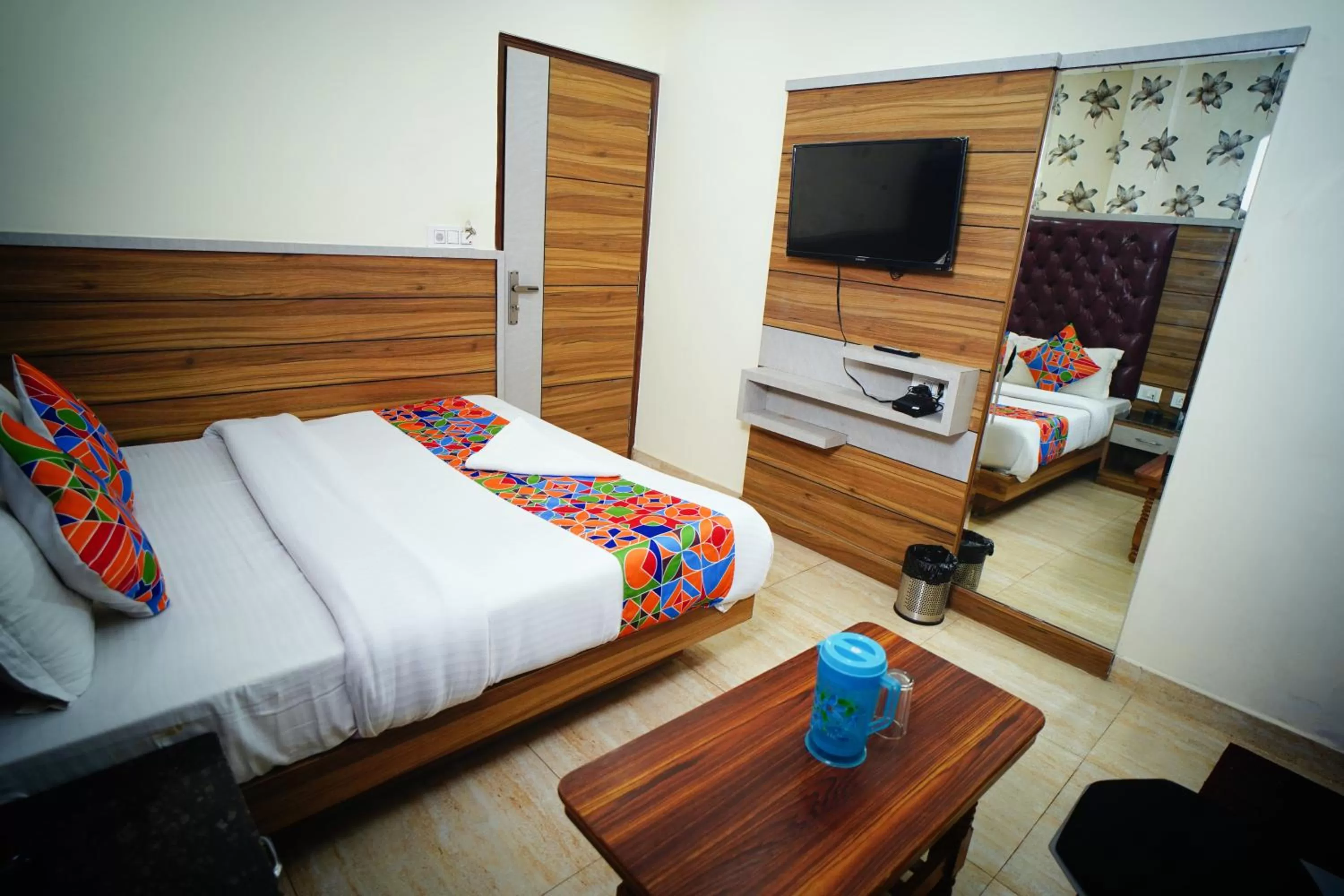 Bed, TV/Entertainment Center in Hotel Delhi Darshan Deluxe-By RSL Hospitality