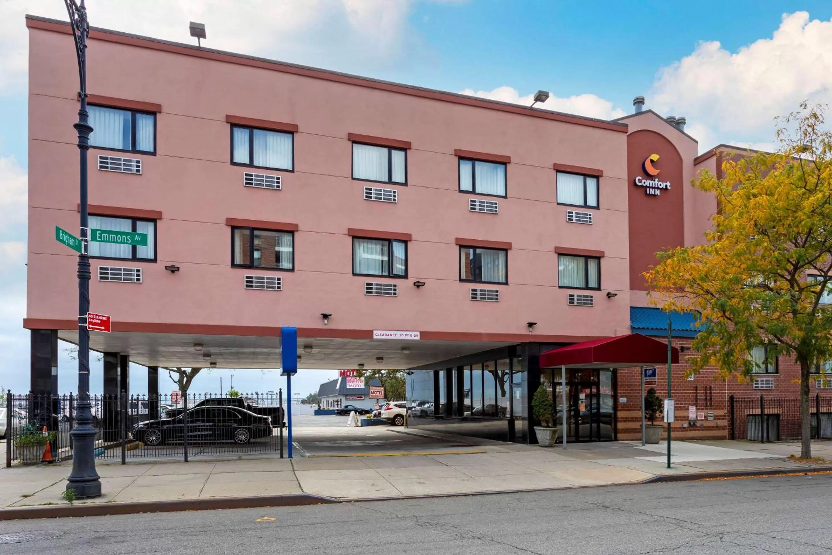 Property Building in Comfort Inn Brooklyn