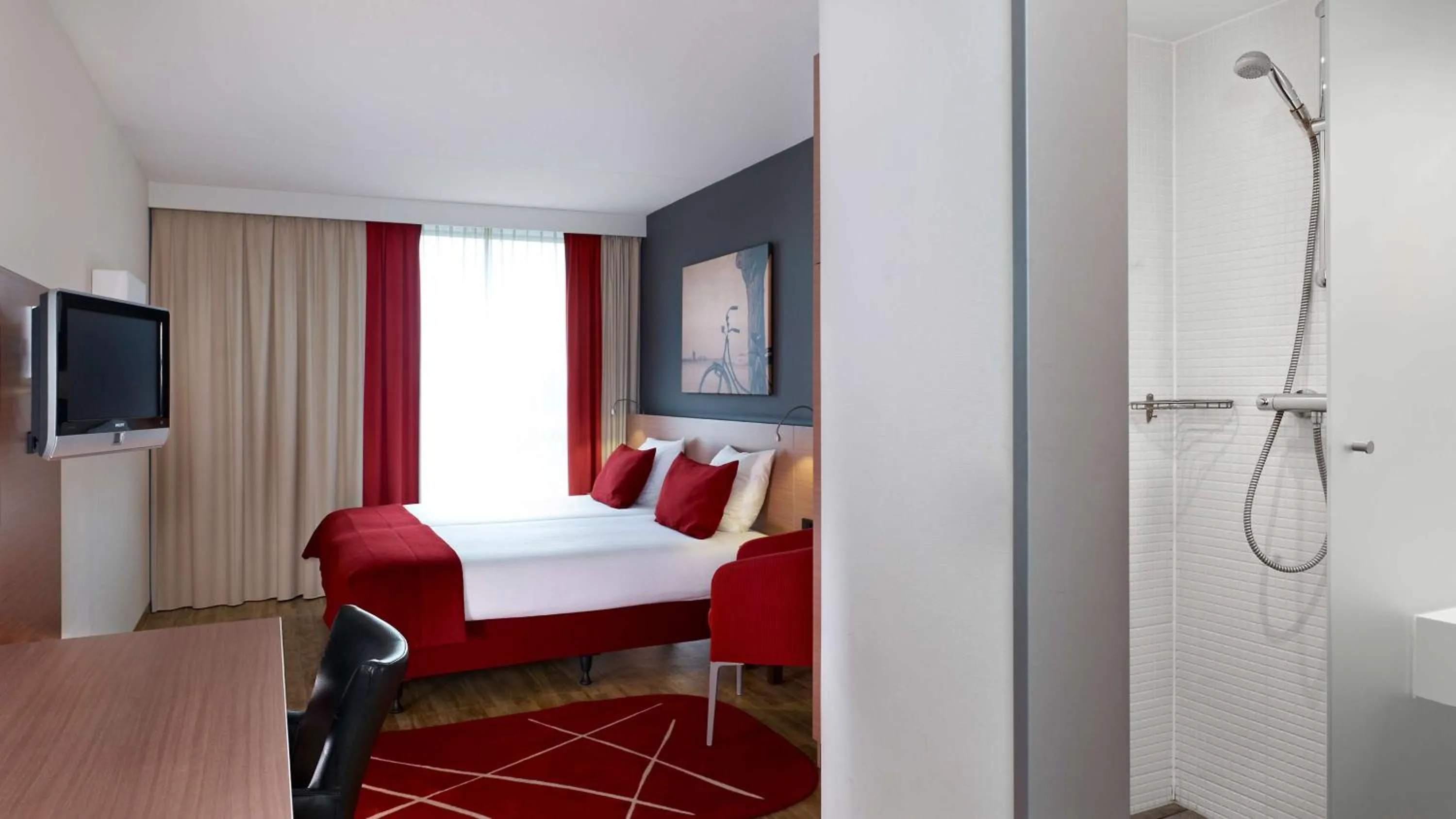 Photo of the whole room, Bed in Park Plaza Amsterdam Airport