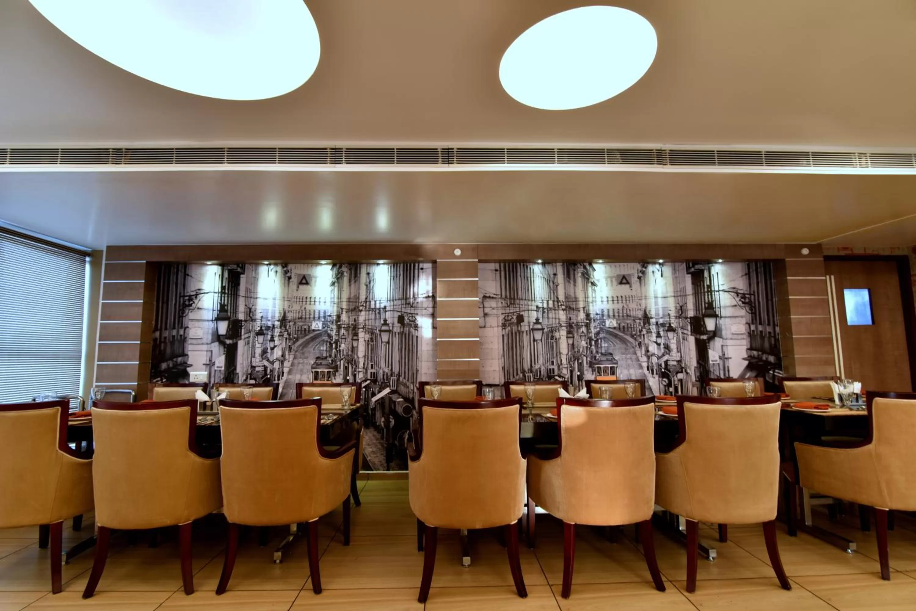 Restaurant/places to eat in Hotel Kama International