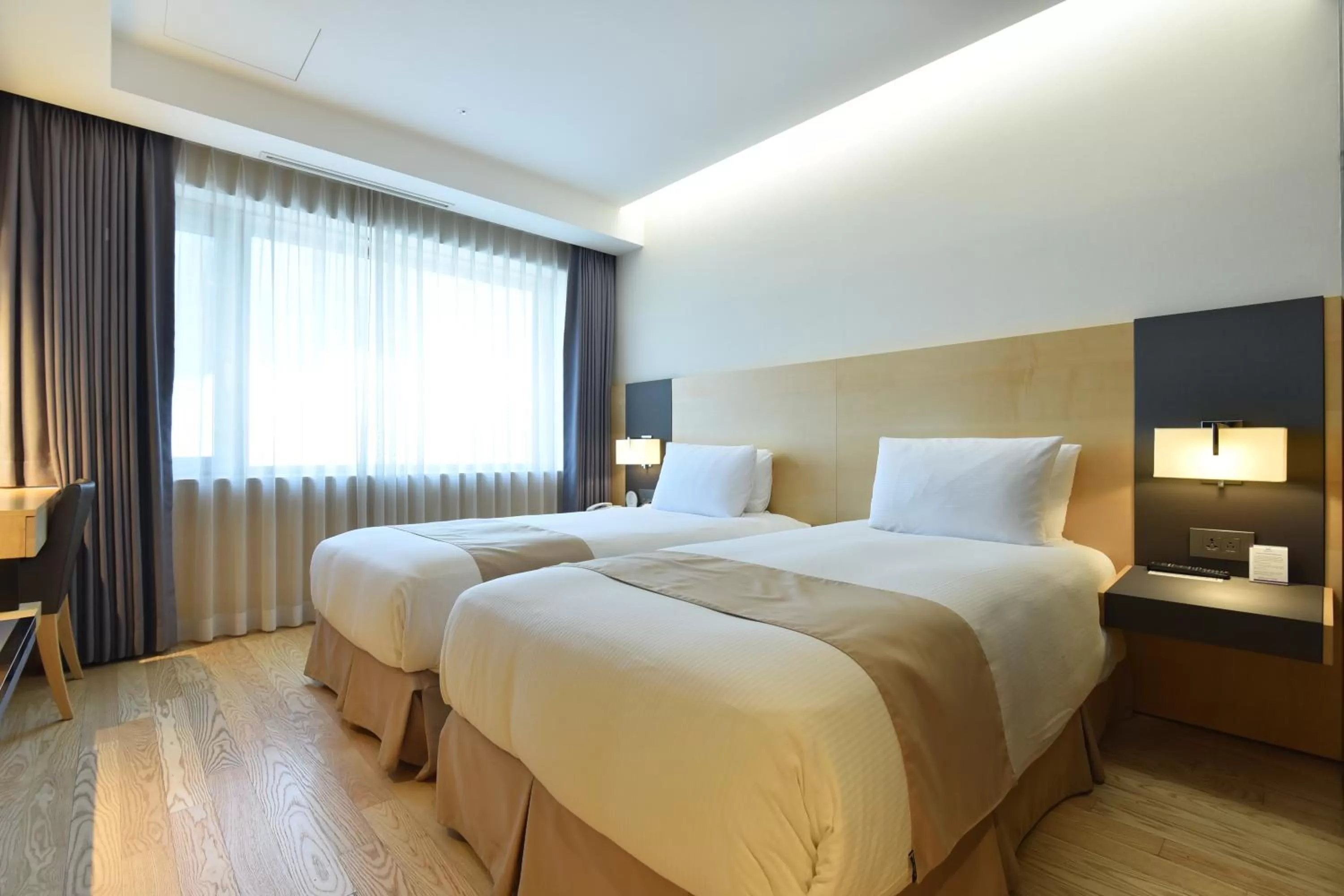 Photo of the whole room, Bed in Pacific Hotel