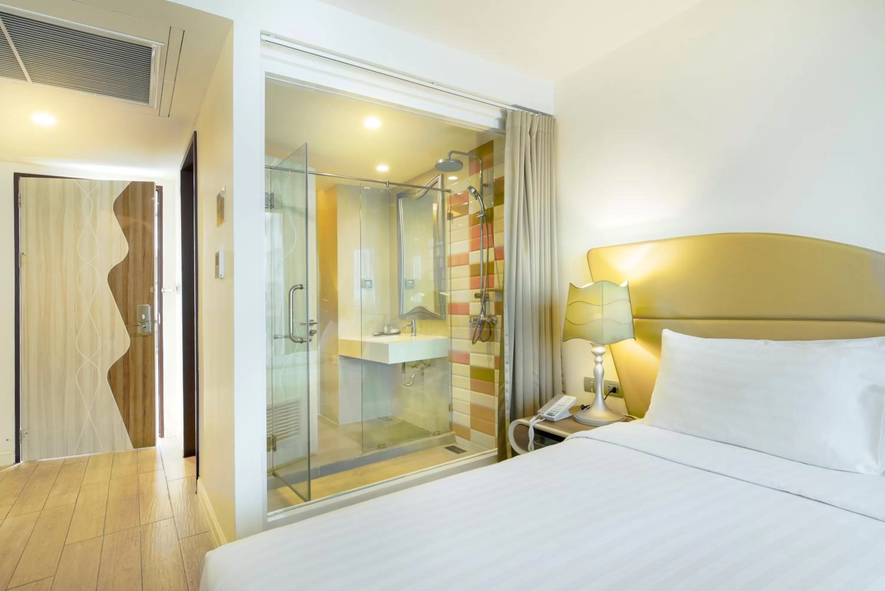 Shower, Bed in Le Tada Parkview Hotel