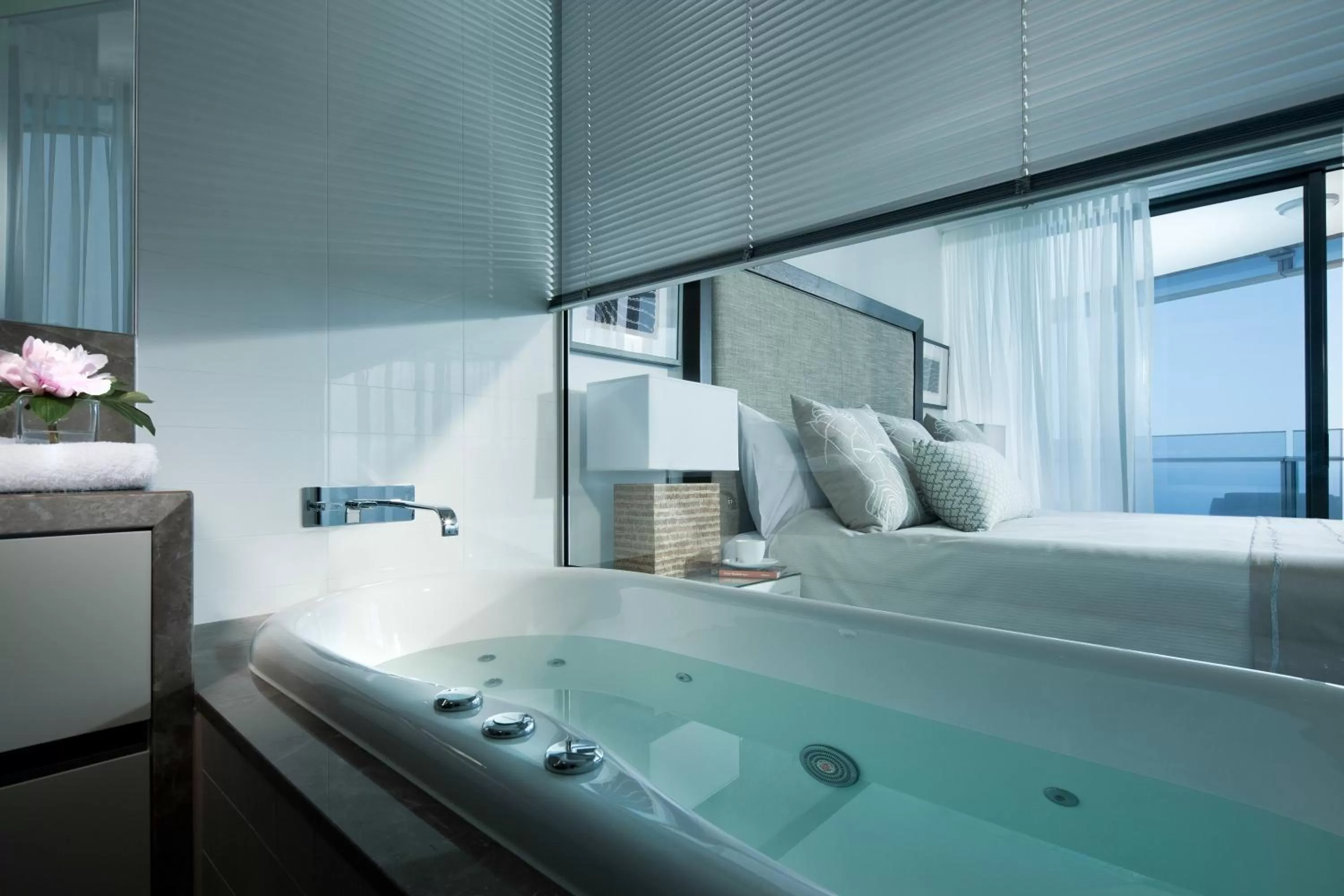 Bathroom, Bed in Peppers Soul Surfers Paradise