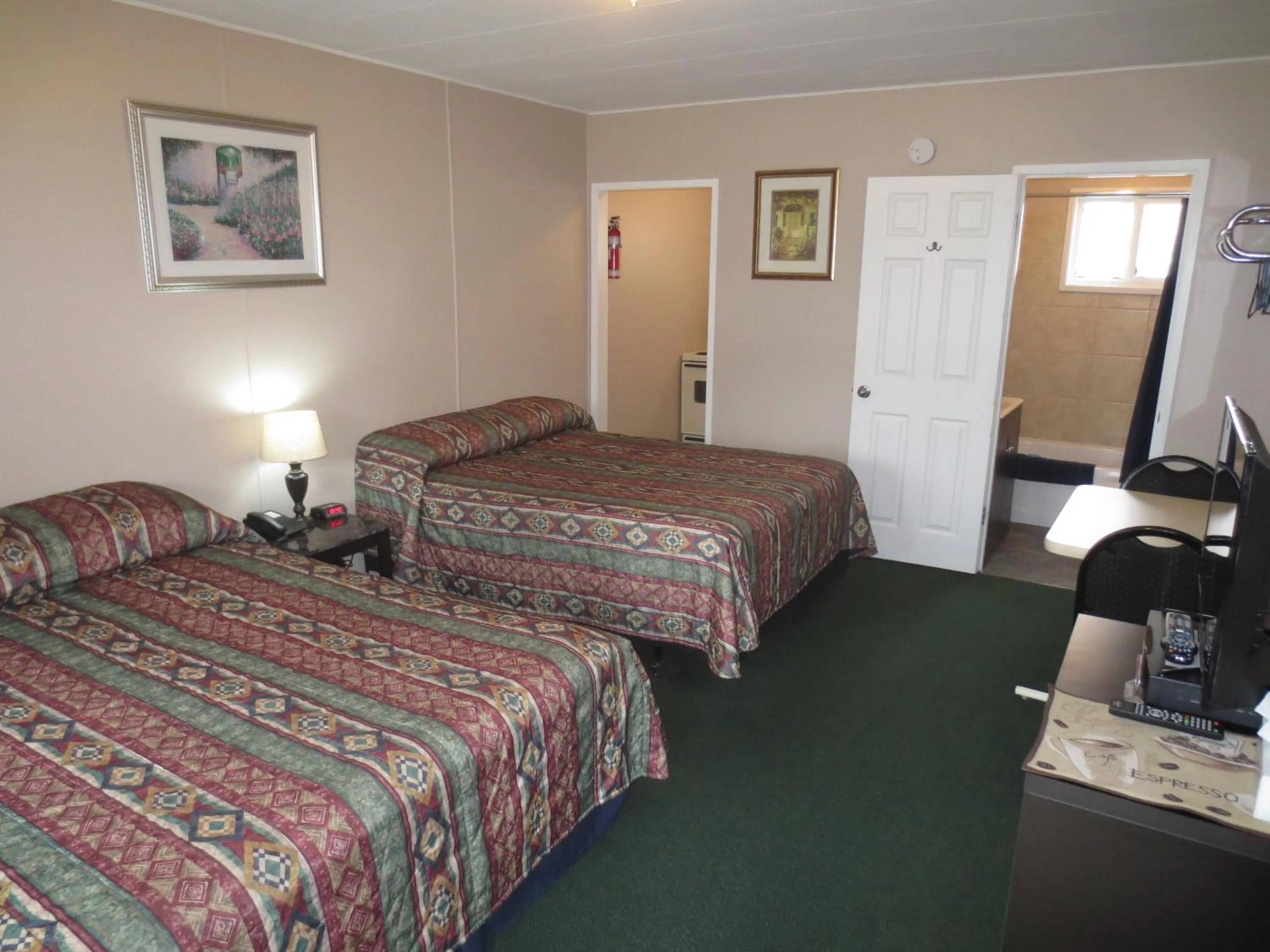 Bedroom, Bed in Overlander Motel