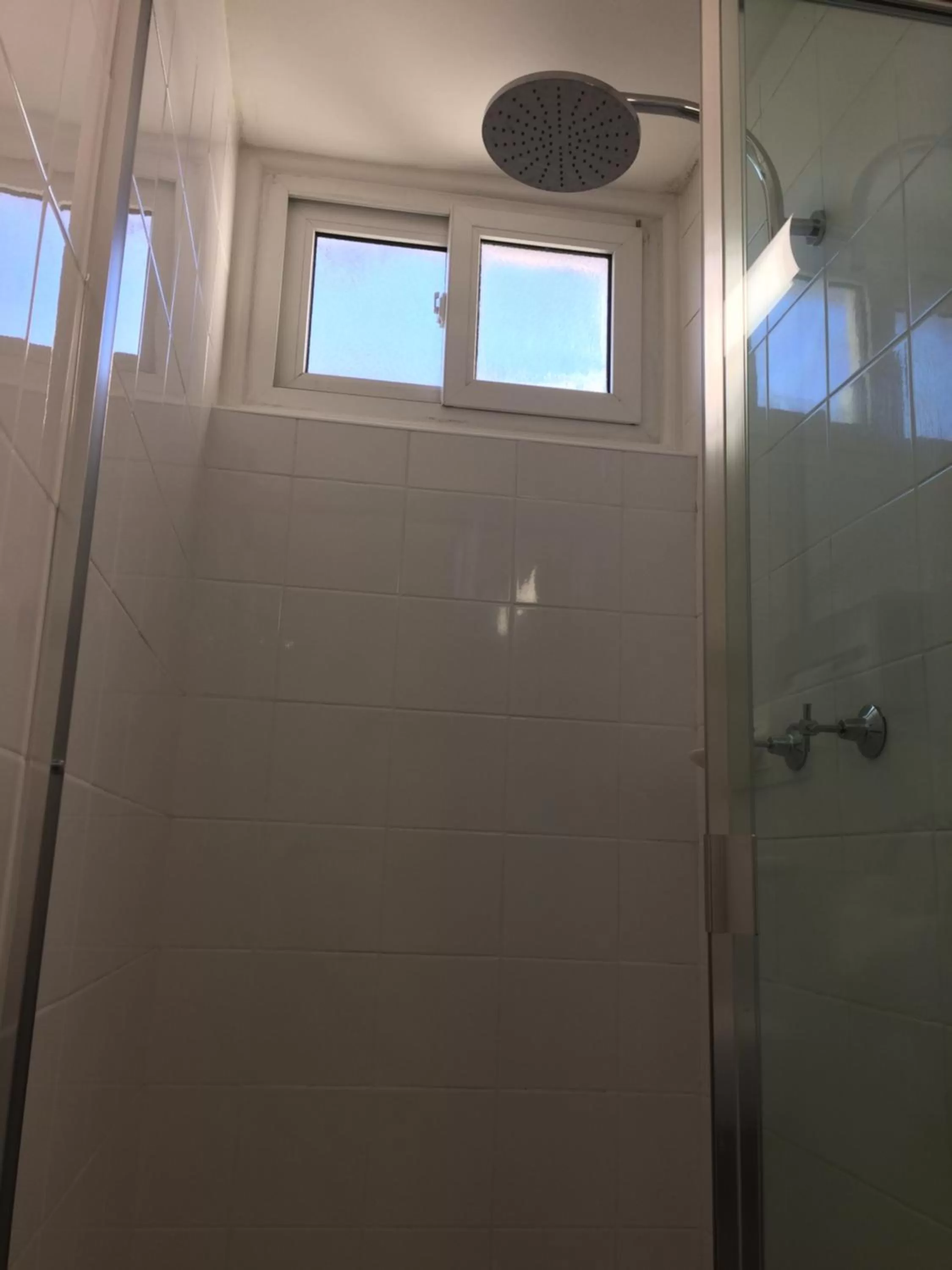Shower in Edgecliff Lodge Motel