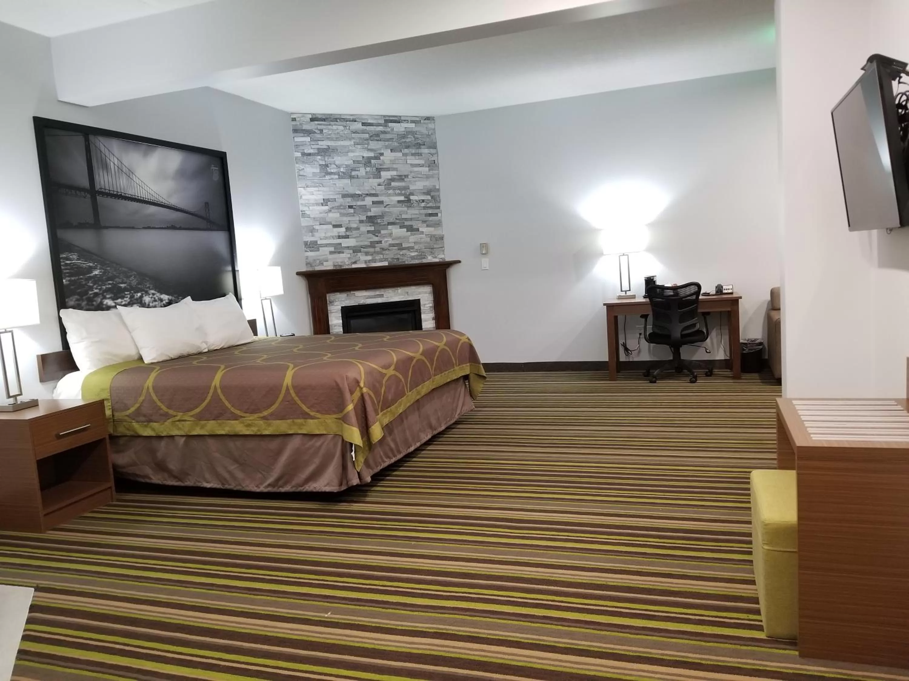 Photo of the whole room in Super 8 by Wyndham Windsor/Dougall