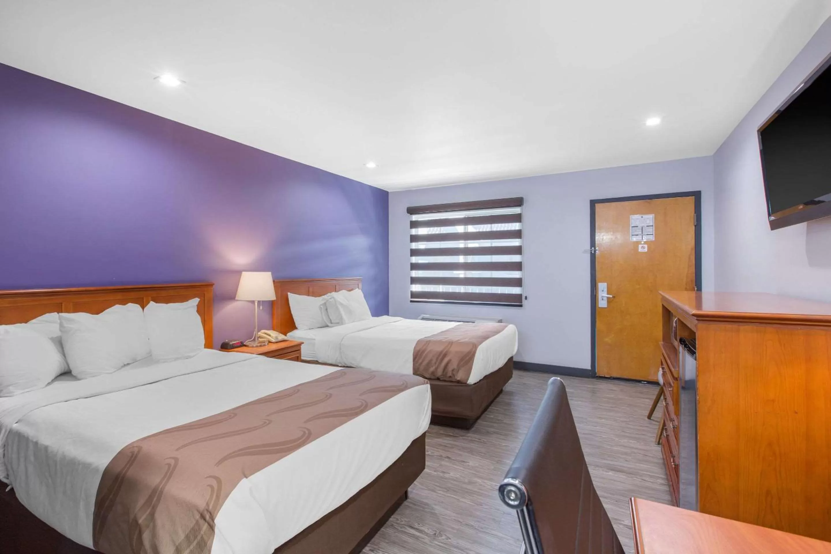 Bedroom, Bed in Quality Inn Near Hollywood Walk of Fame