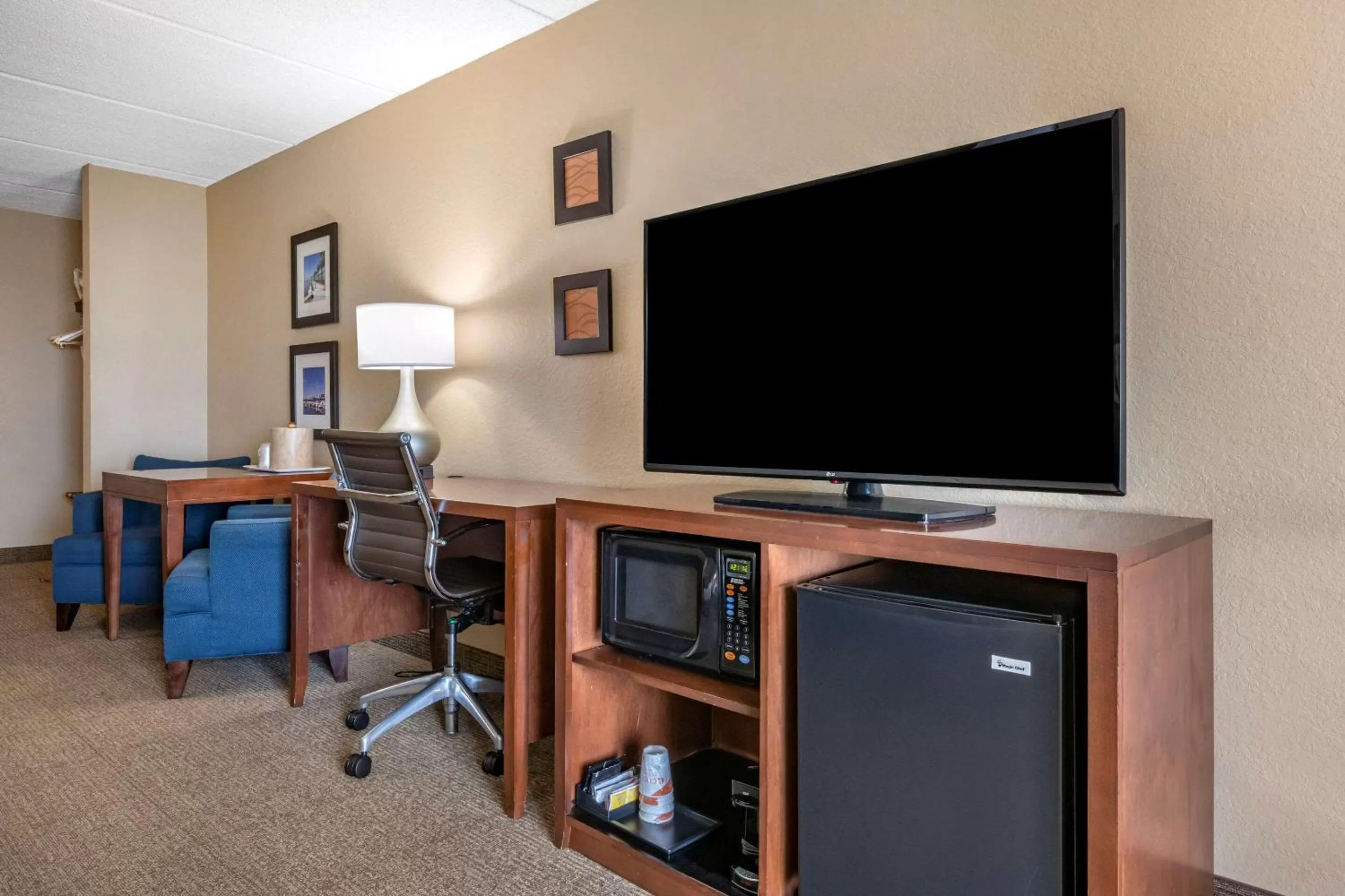 TV and multimedia in Comfort Inn & Suites Orlando North