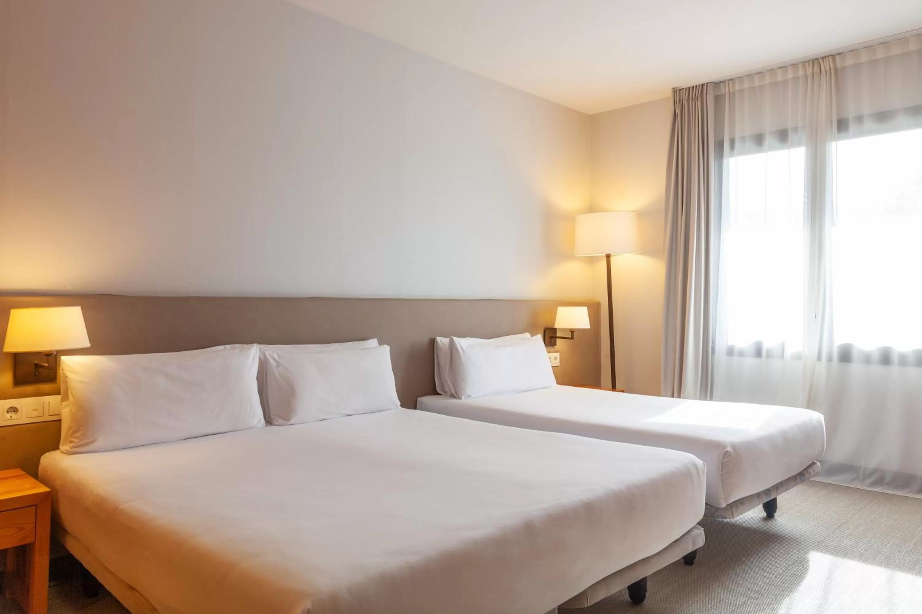 Photo of the whole room, Bed in Montanyà