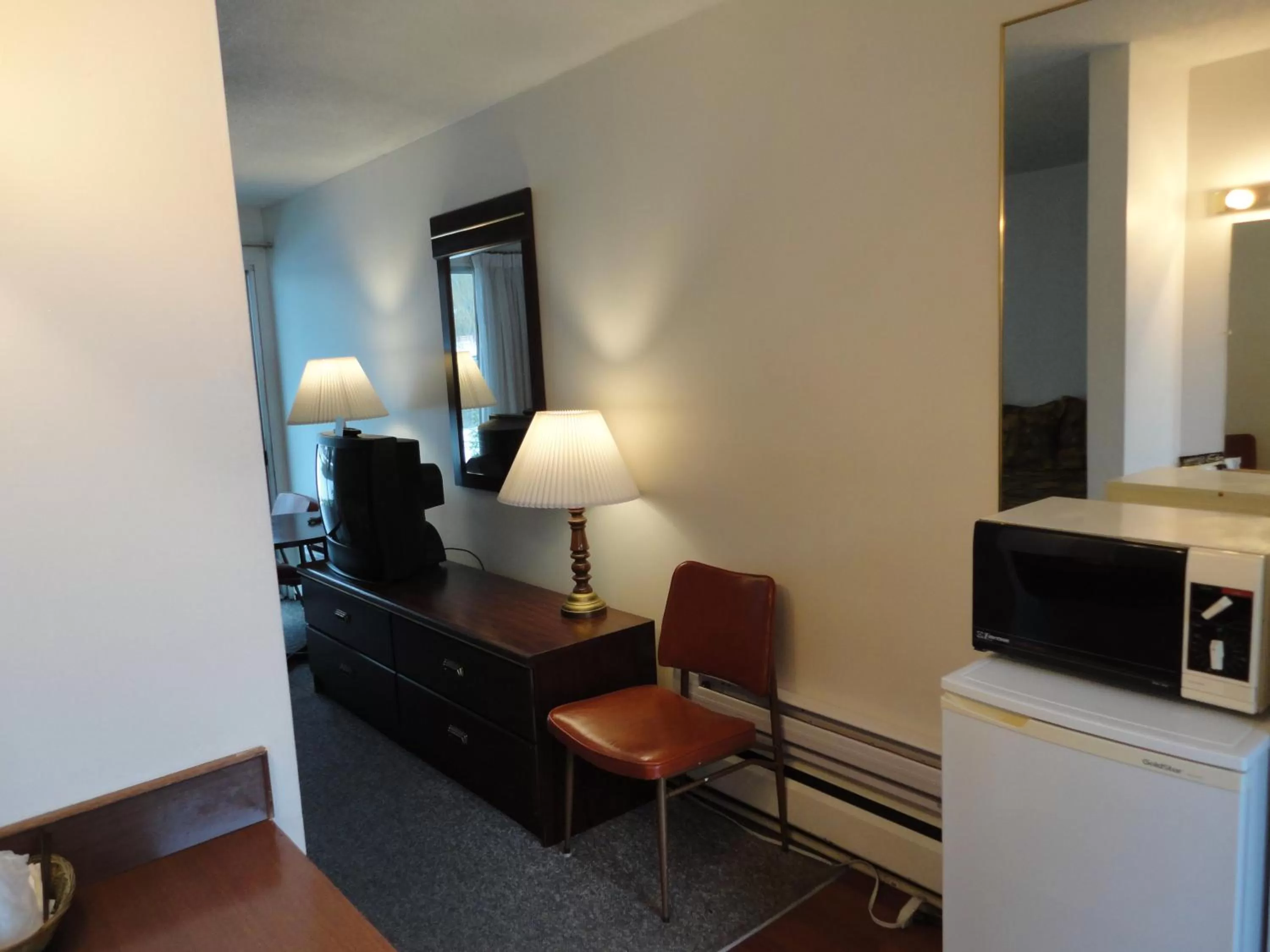 TV and multimedia, TV/Entertainment Center in Monashee Motel