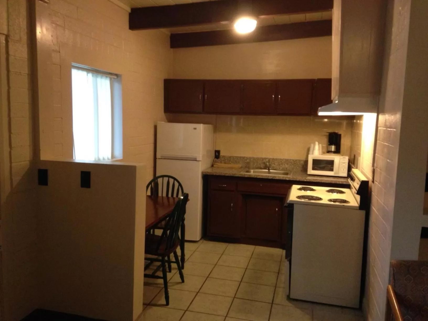 Kitchen or kitchenette in Stanlunds Inn and Suites