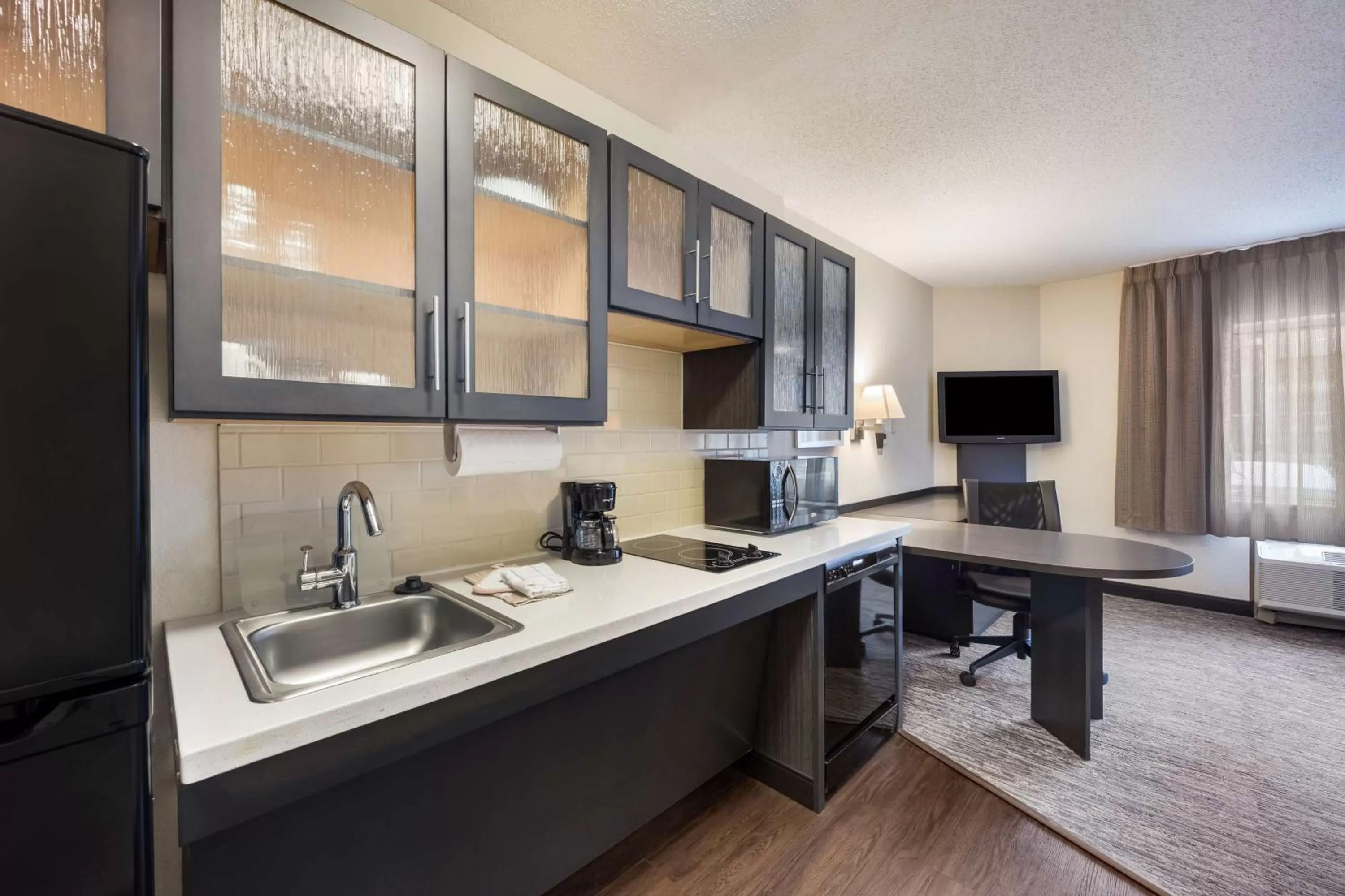 Kitchen or kitchenette in Sonesta Simply Suites Phoenix Glendale