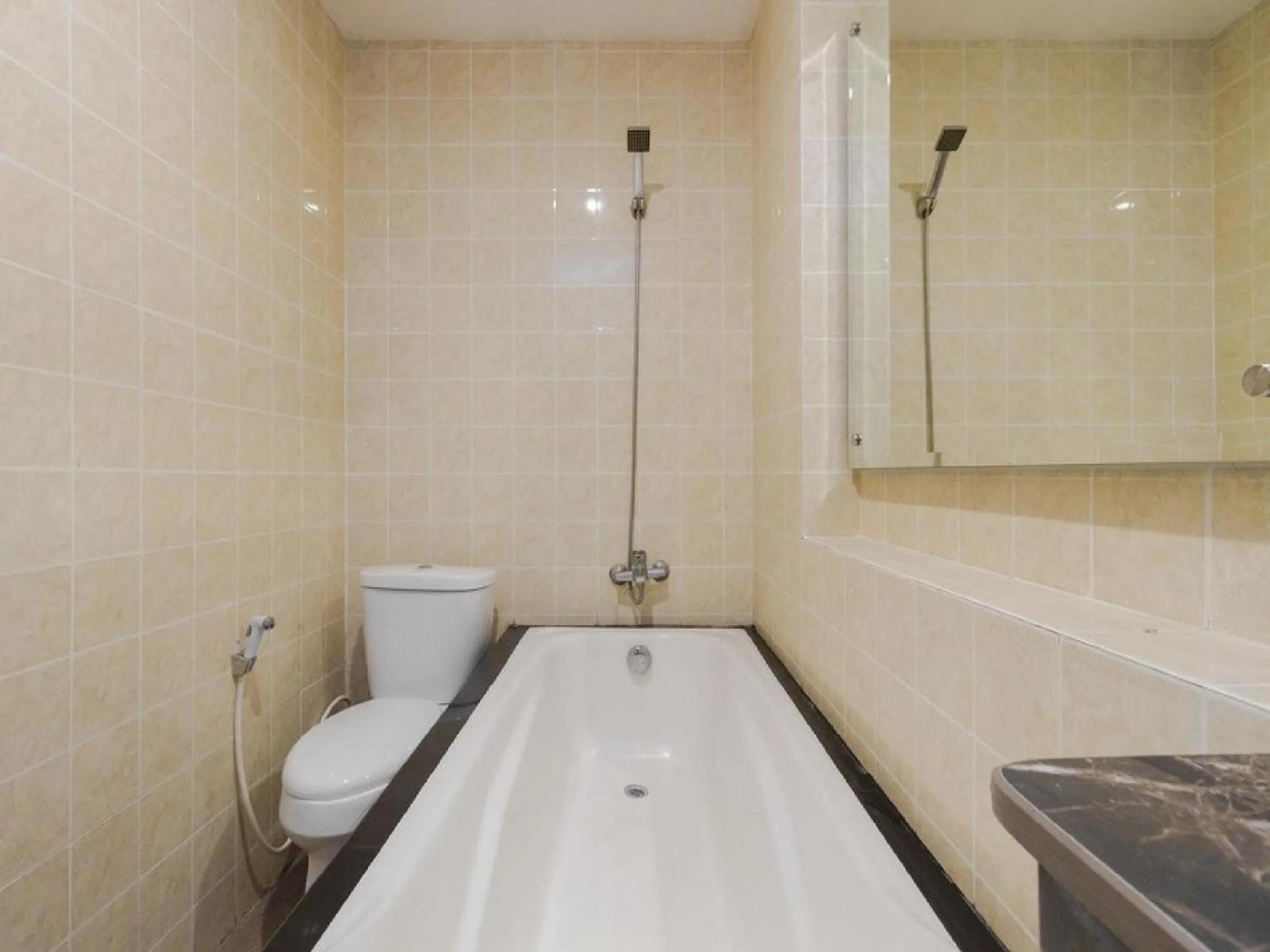 Bathroom in RedDoorz Plus at Boulevard Panakkukang Makassar