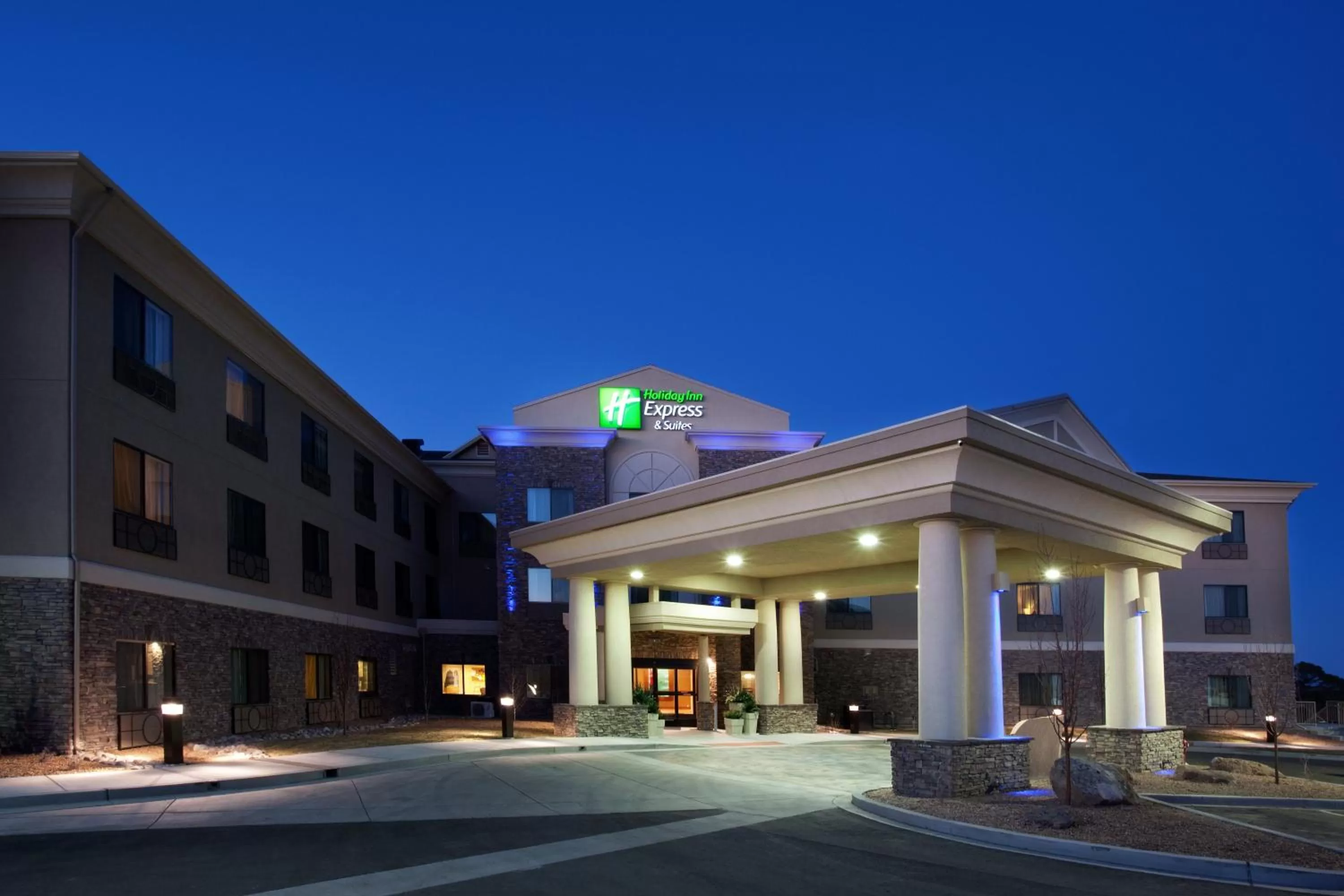 Property building in Holiday Inn Express and Suites Los Alamos Entrada Park by IHG