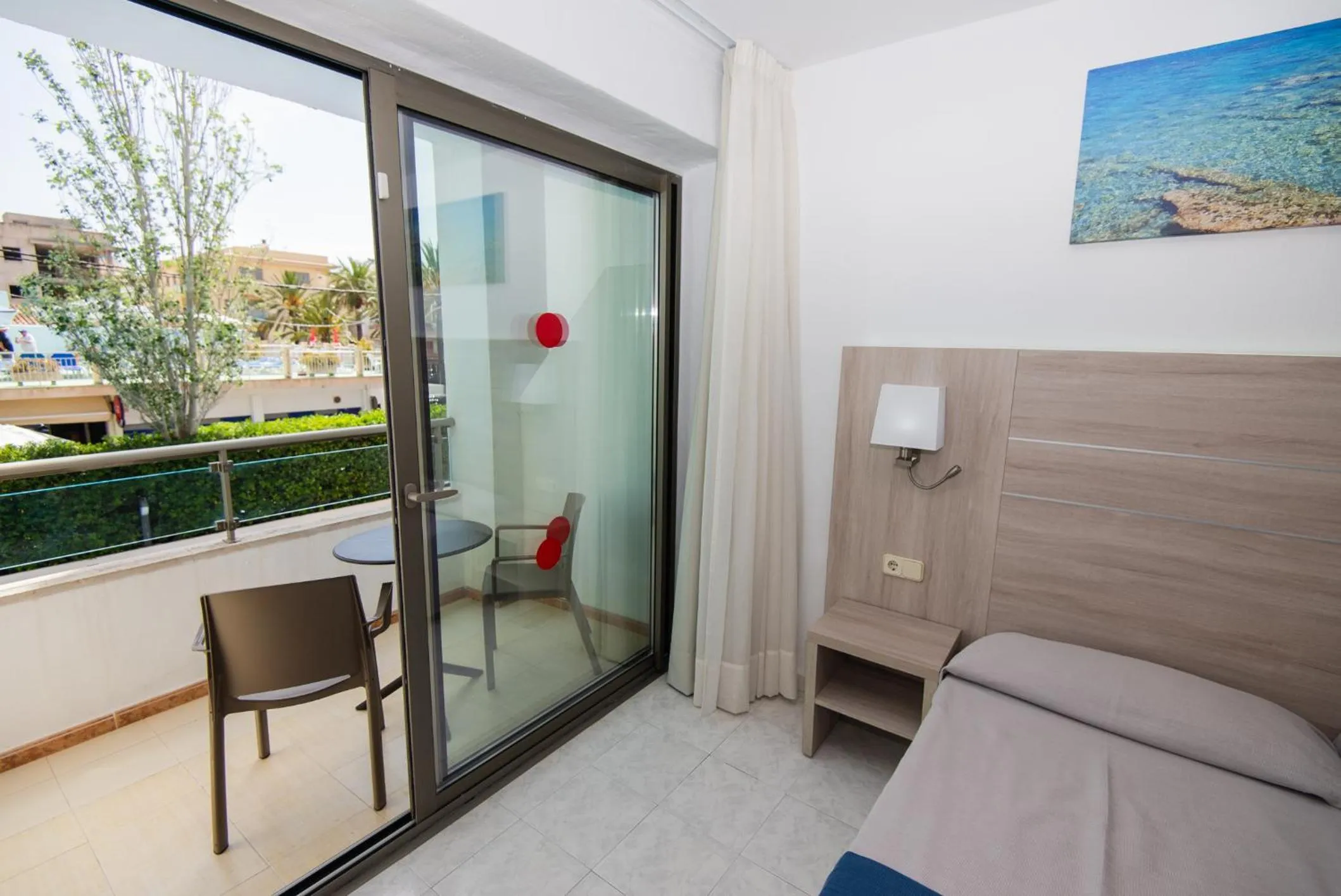 Balcony/Terrace, Bed in Hotel Bella Mar