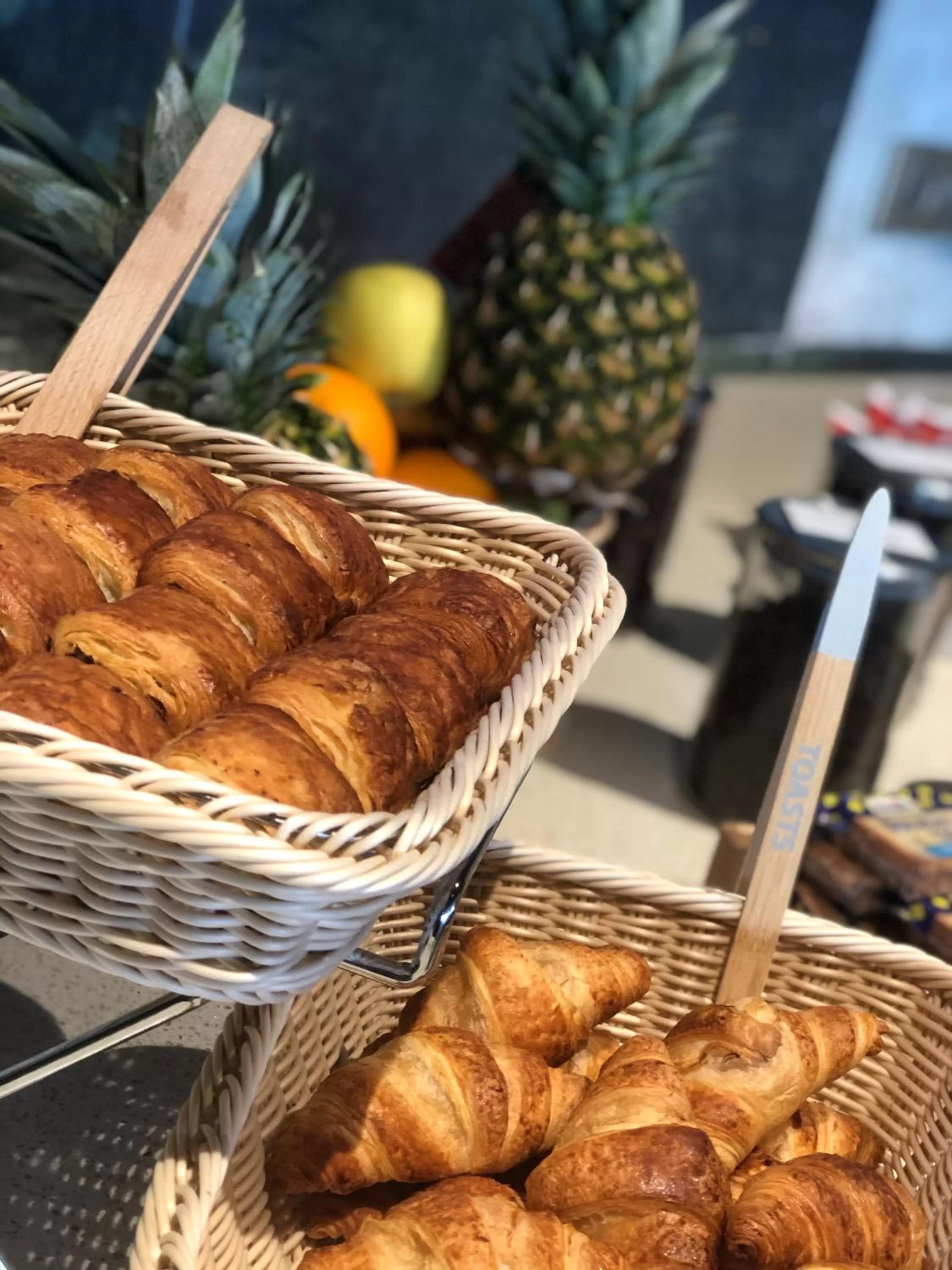 Buffet breakfast in ibis Styles Clermont-Ferrand Aéroport