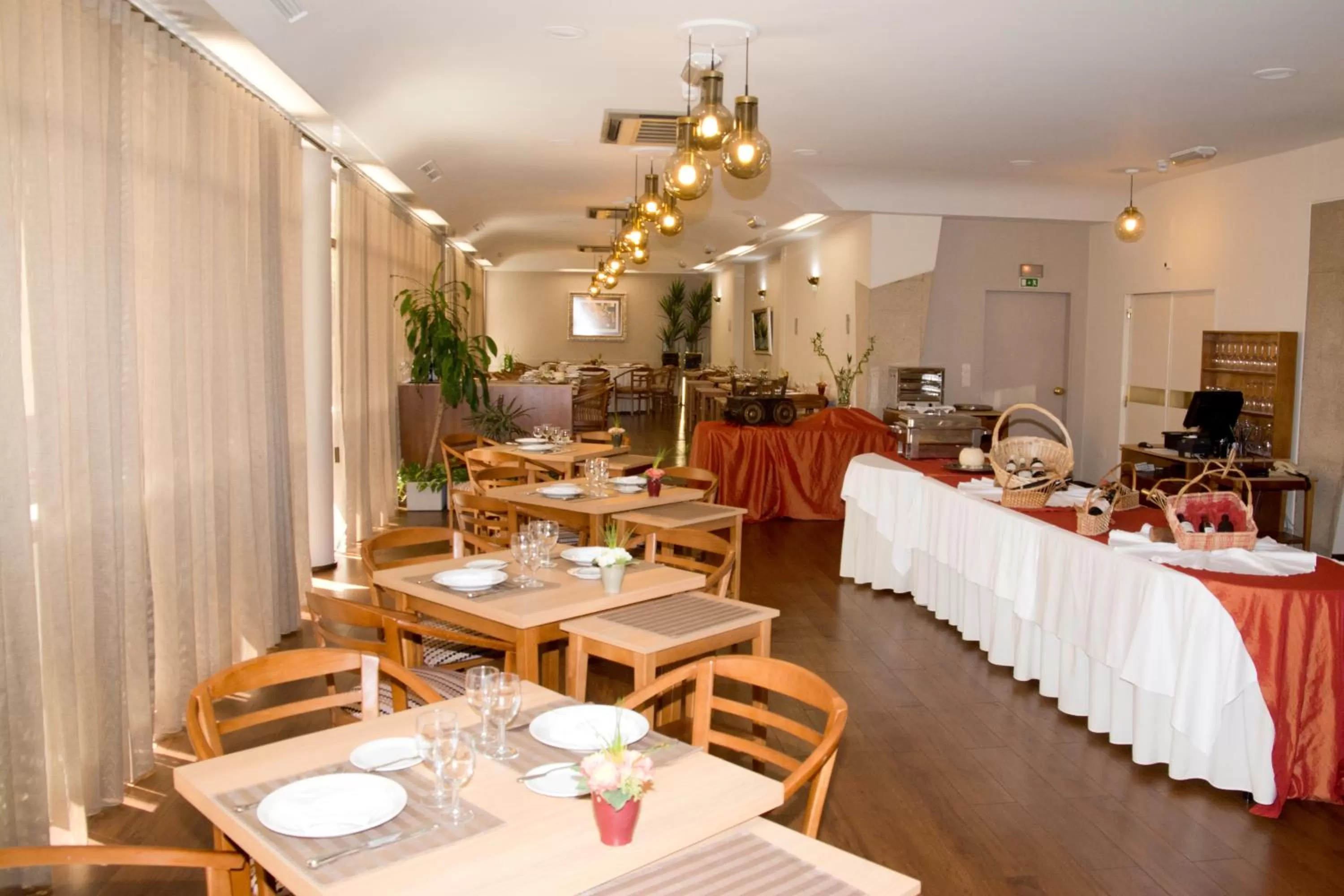 Restaurant/places to eat in Hotel Rainha D. Amélia, Arts & Leisure