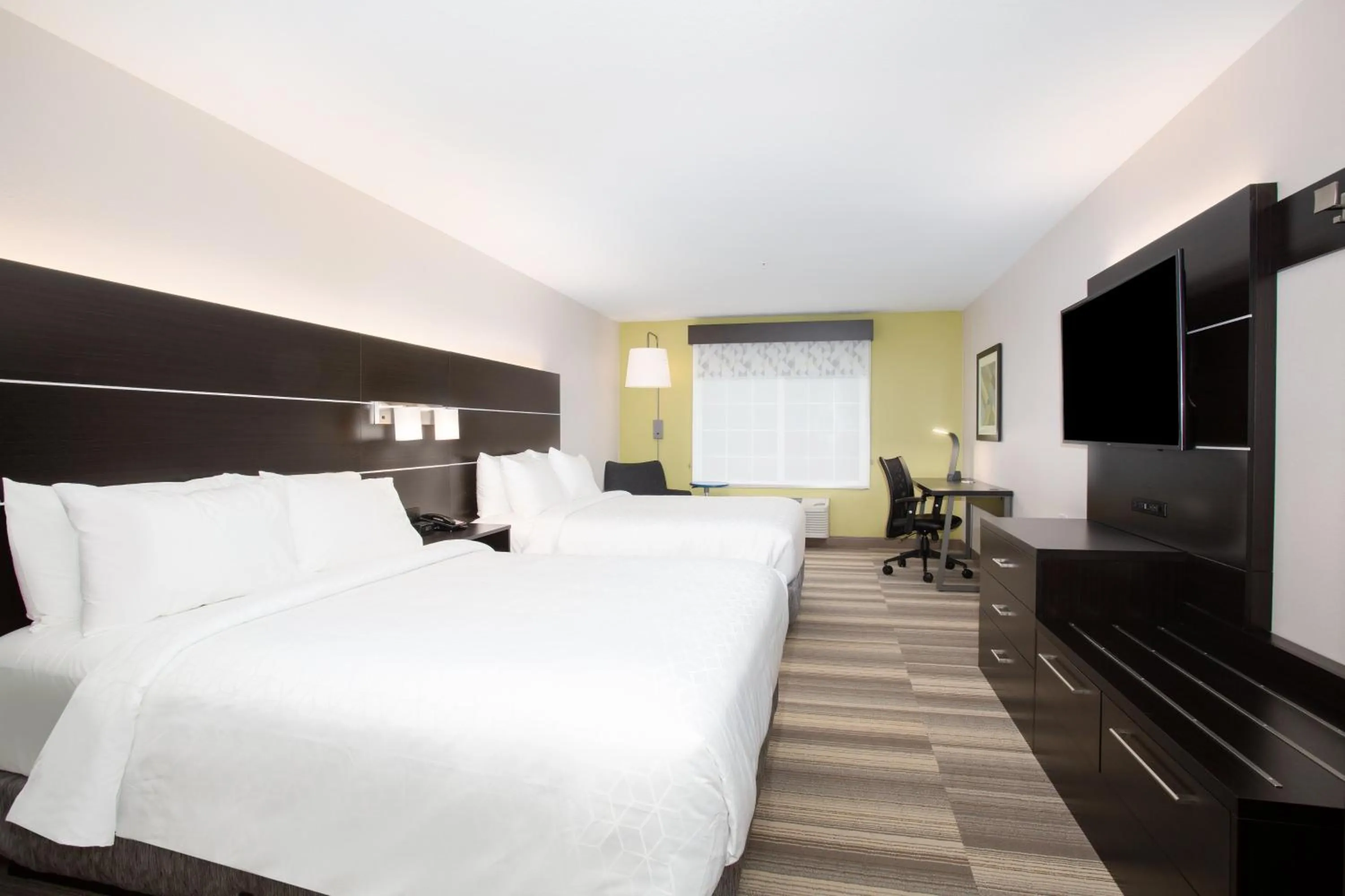 Photo of the whole room, Bed in Holiday Inn Express & Suites Lincoln City by IHG