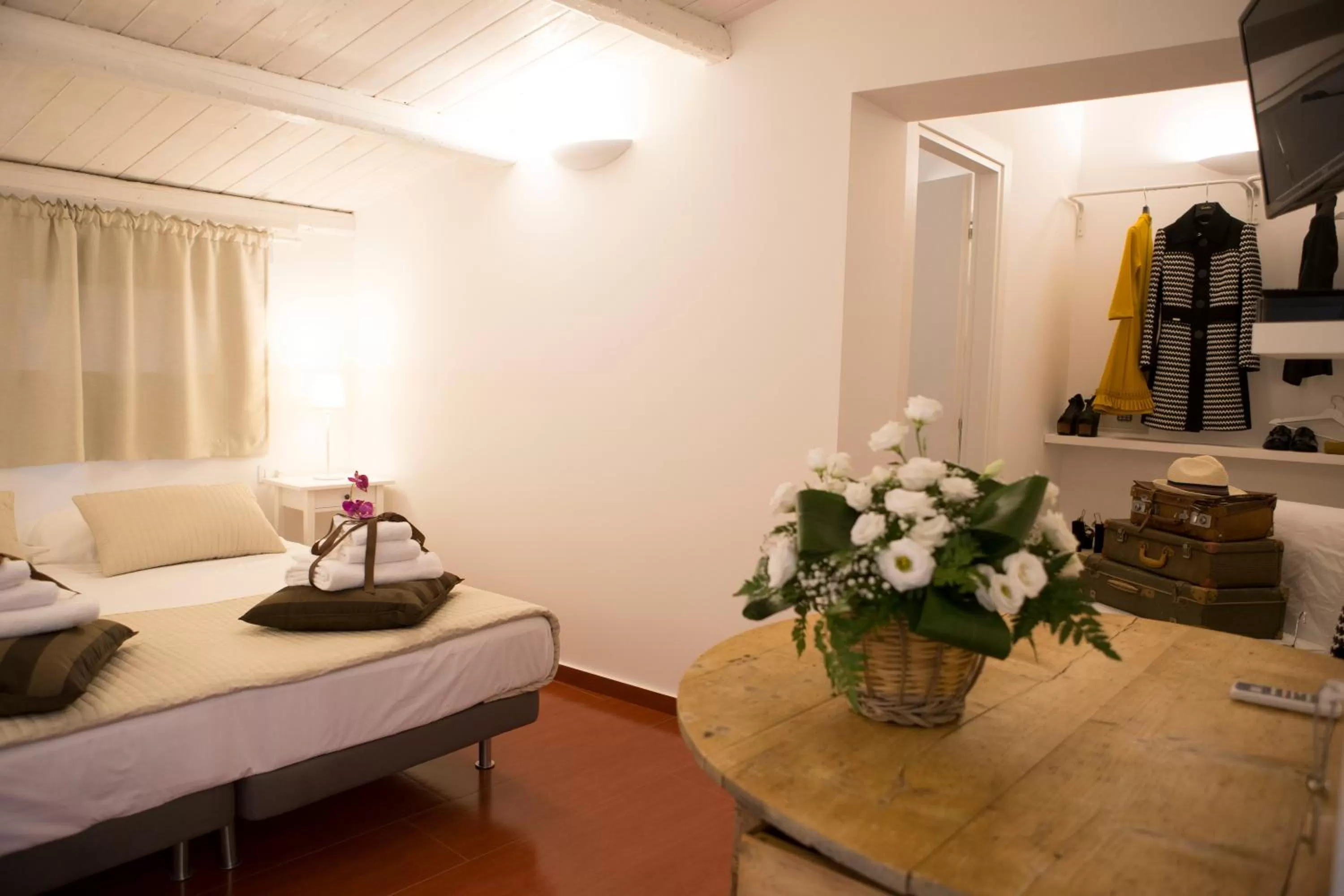 Photo of the whole room, Bed in Yhomisus