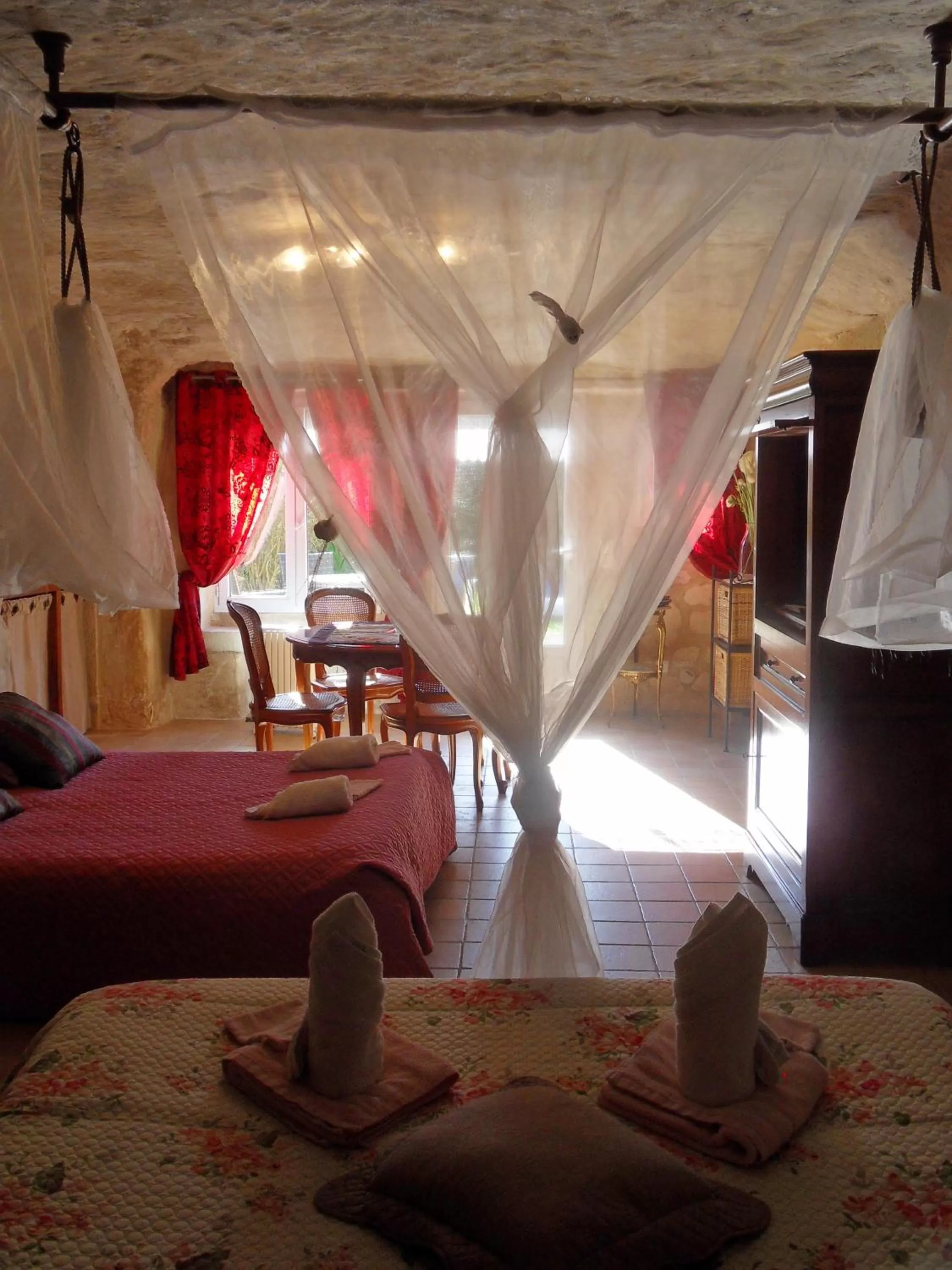 Bedroom, Bed in Troglodelice