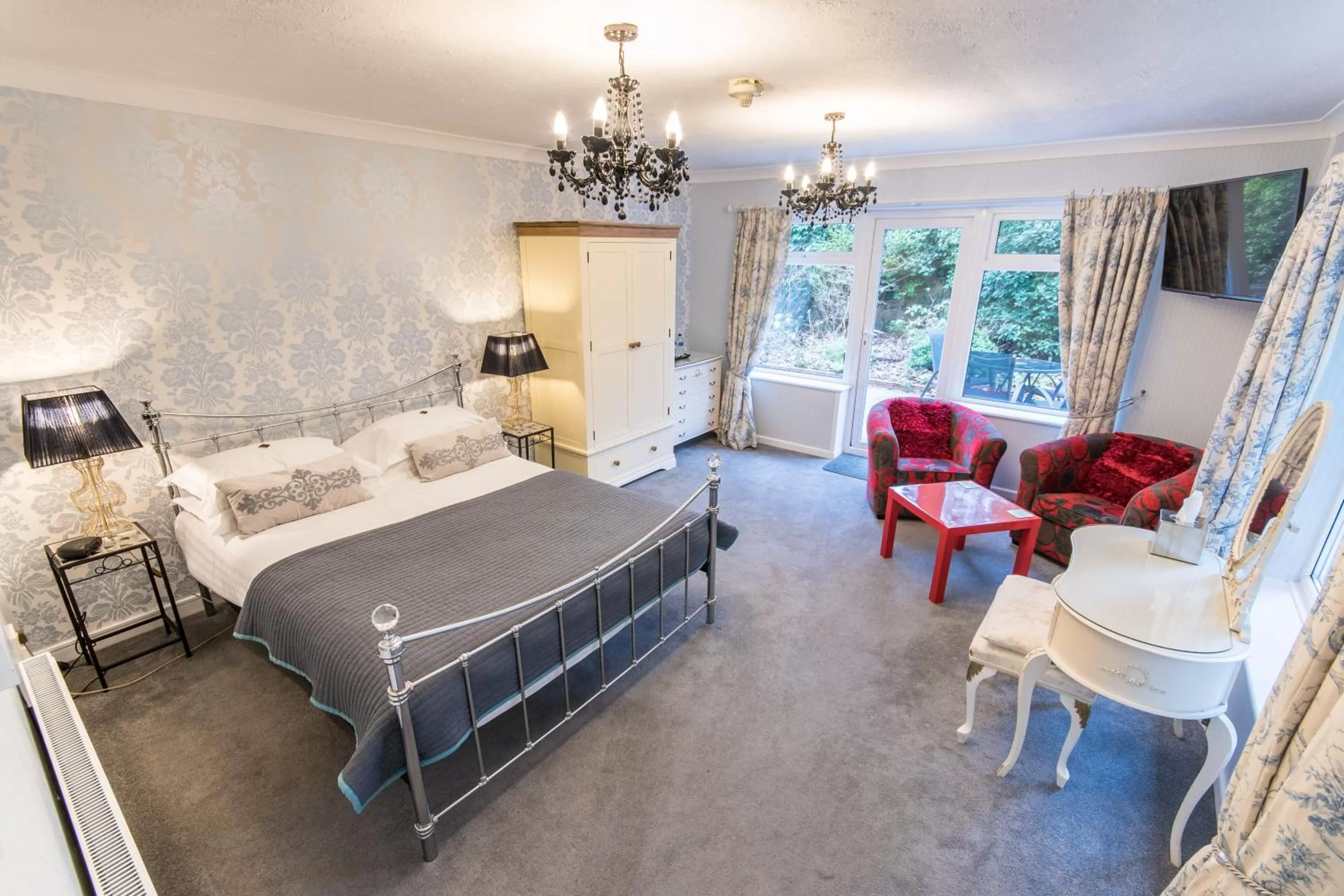 Bed in Grovefield Manor