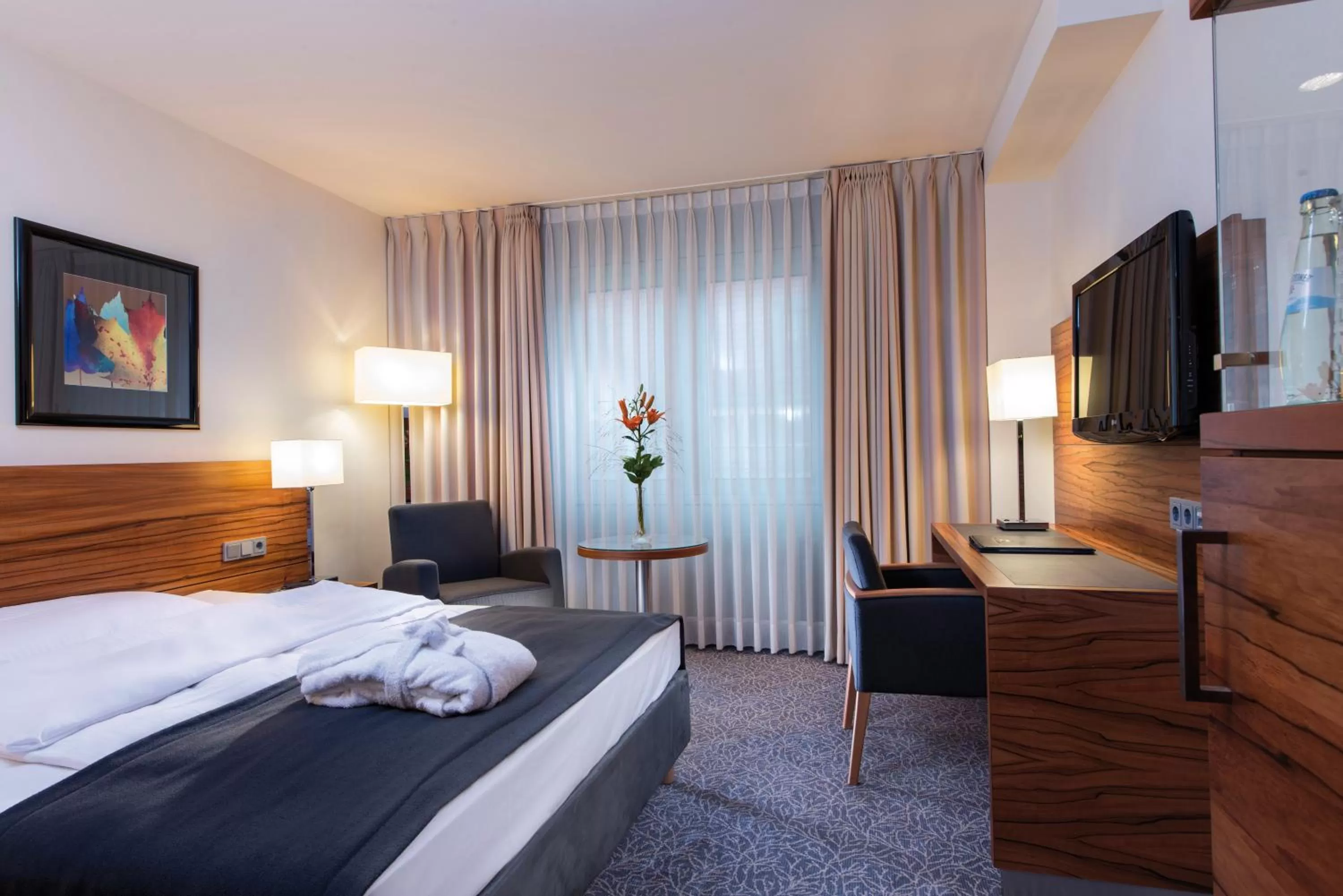 Photo of the whole room, Bed in Maritim Hotel München