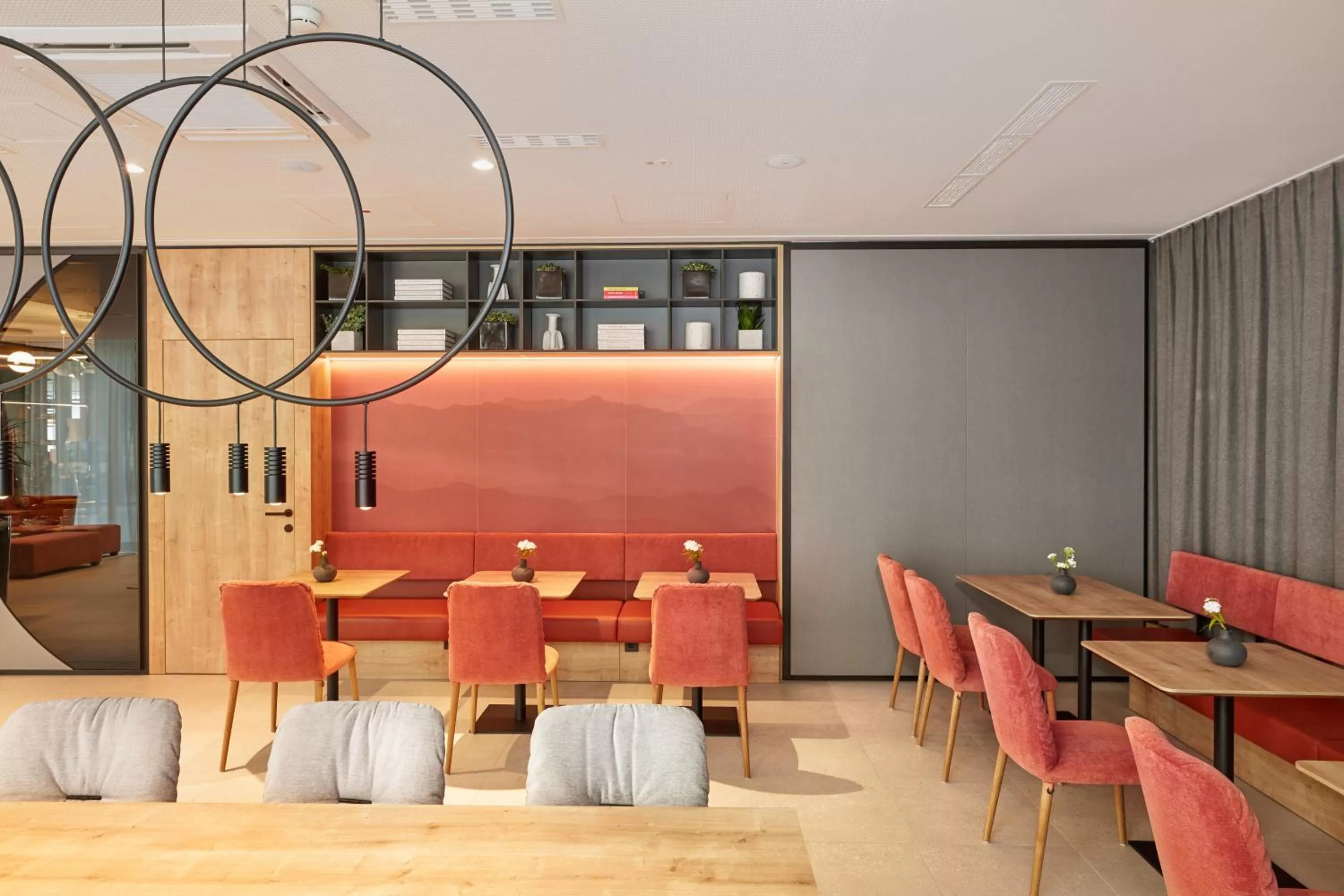 Lobby or reception in H+ Hotel Frankfurt Eschborn