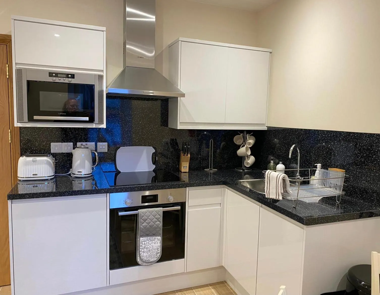 Kitchen or kitchenette in Waverley Inn Holiday Apartments
