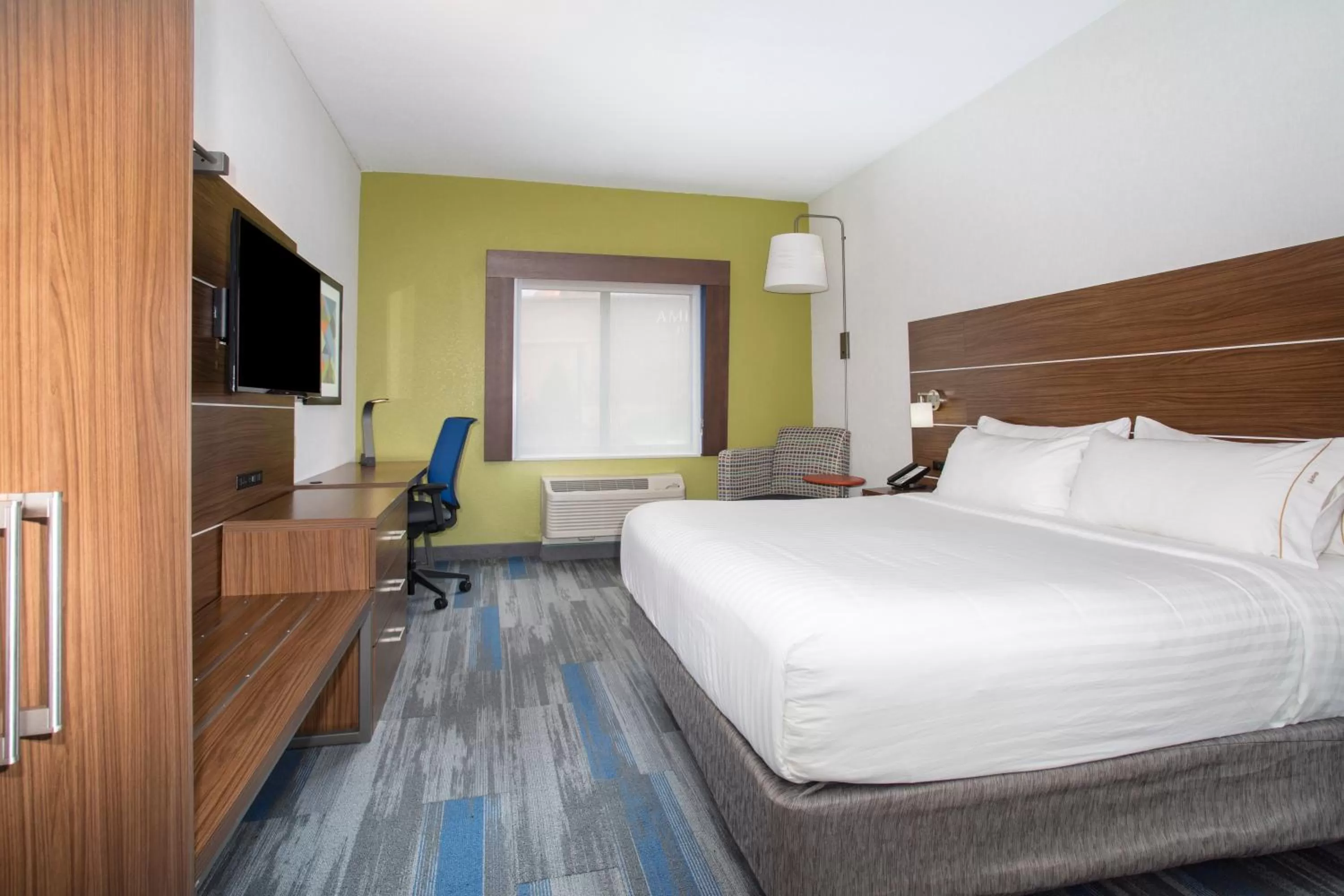 Photo of the whole room, Bed in Holiday Inn Express Kansas City - at the Legends! by IHG