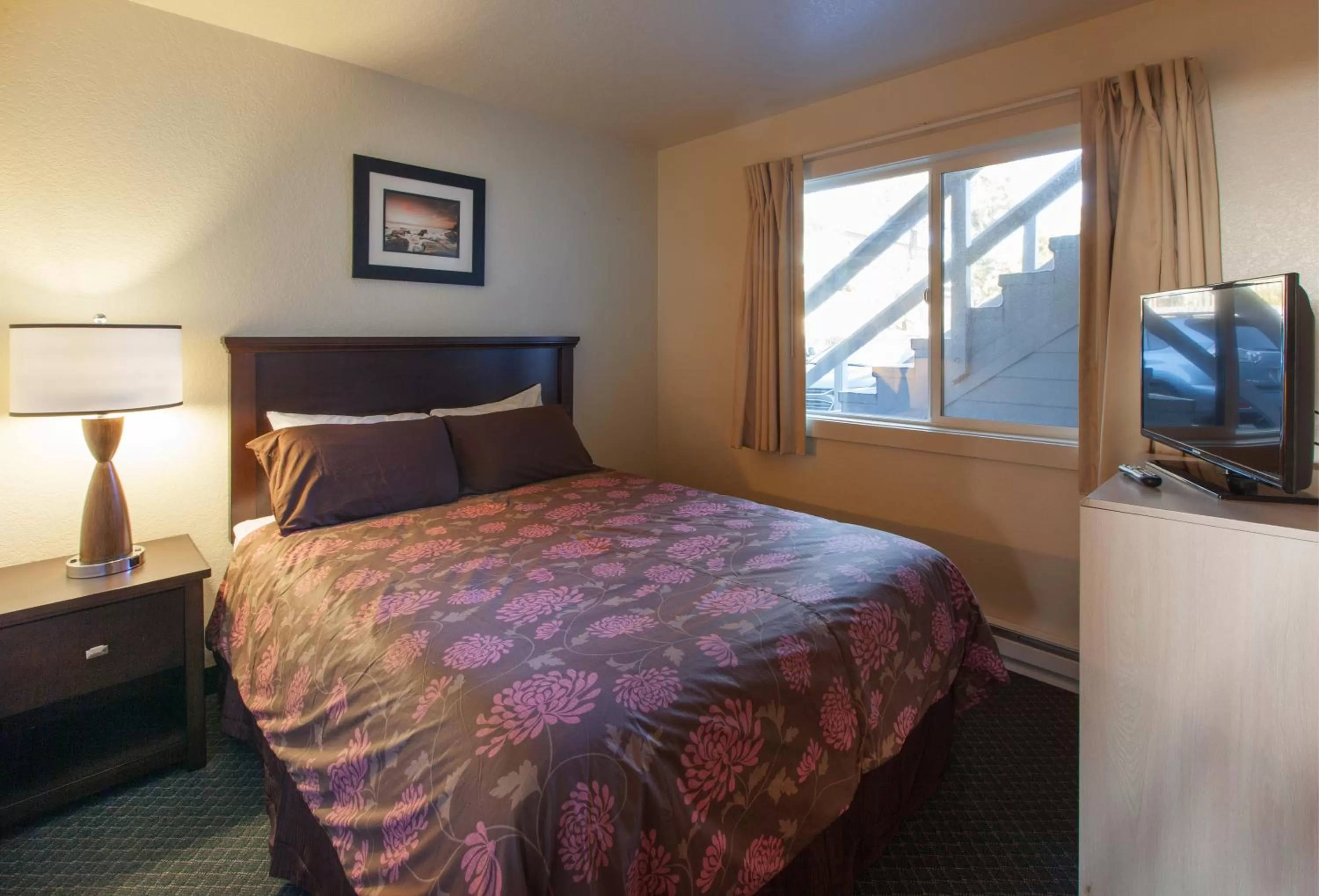 Bedroom in Sunset Surf Motel