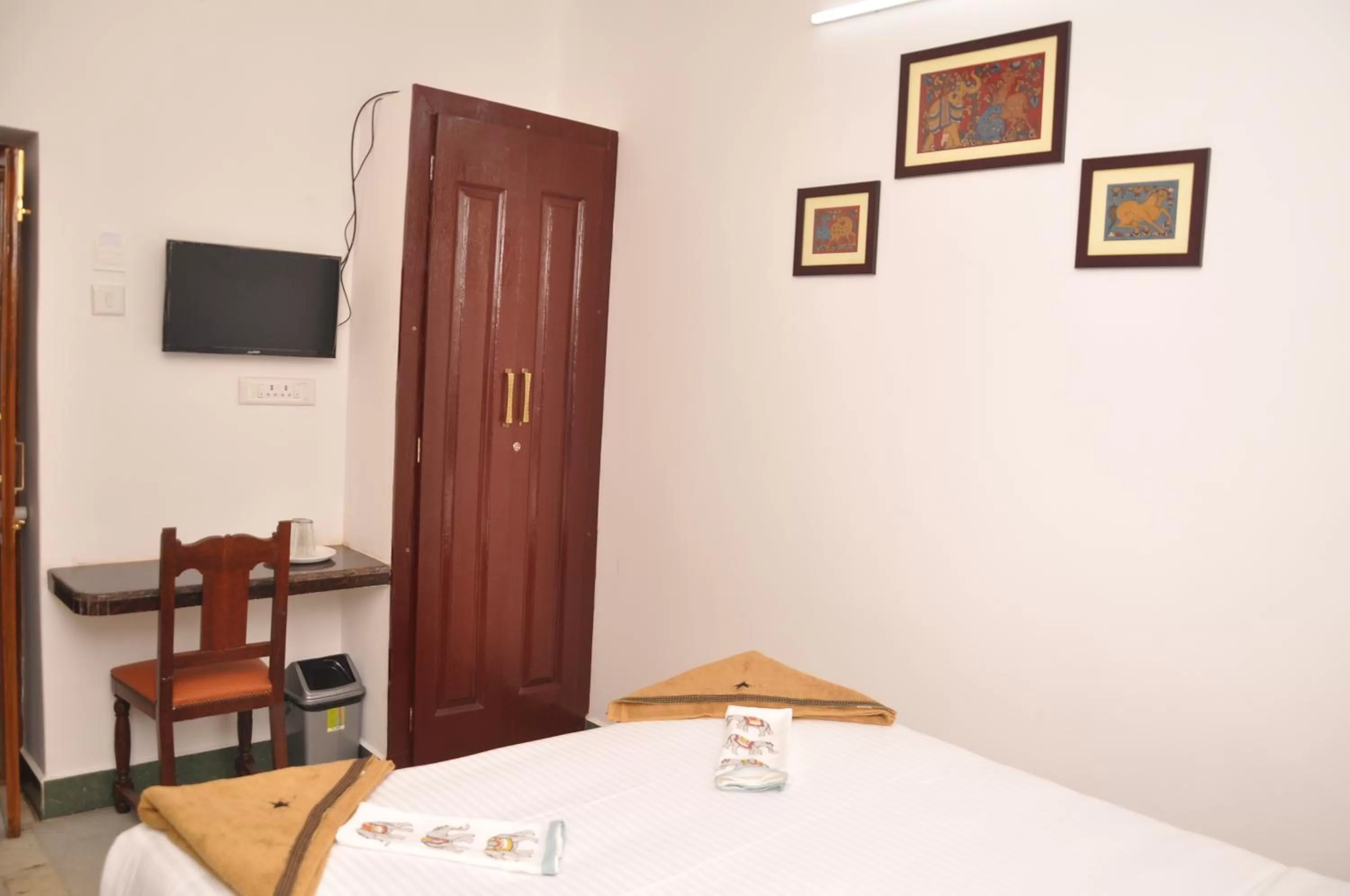 Photo of the whole room, Bed in Rams Inn