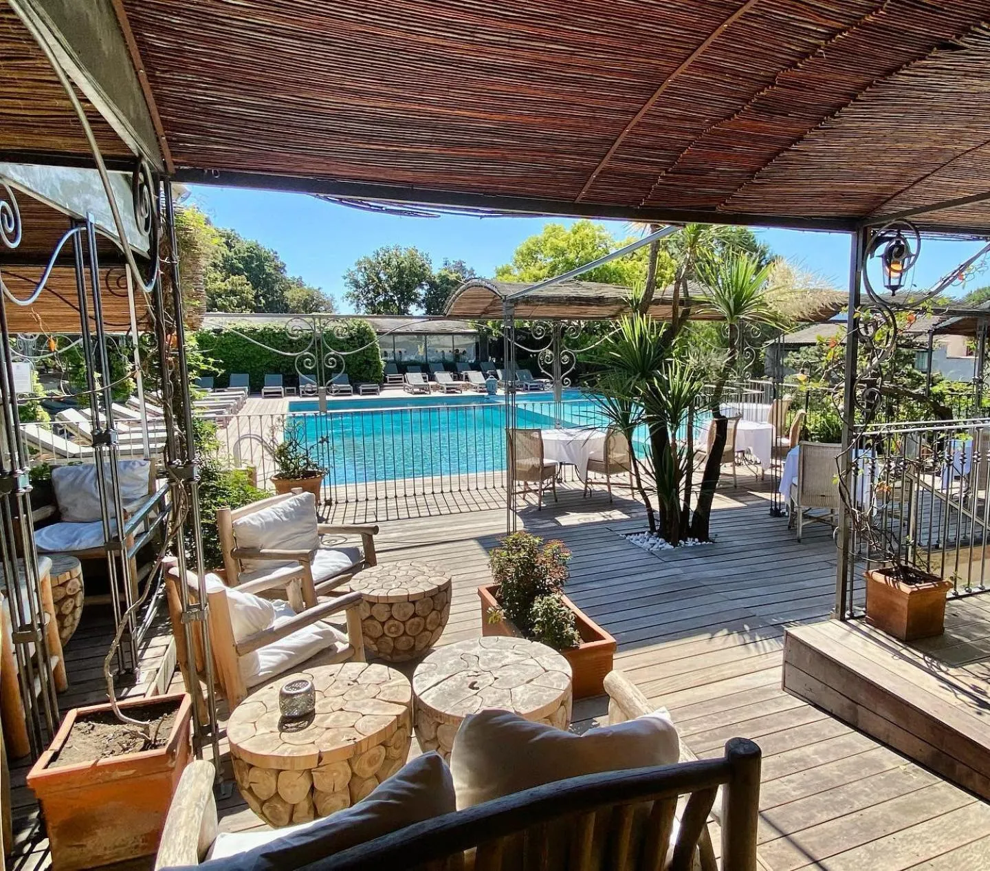 Swimming pool in Hôtel Le Roi Théodore & Spa