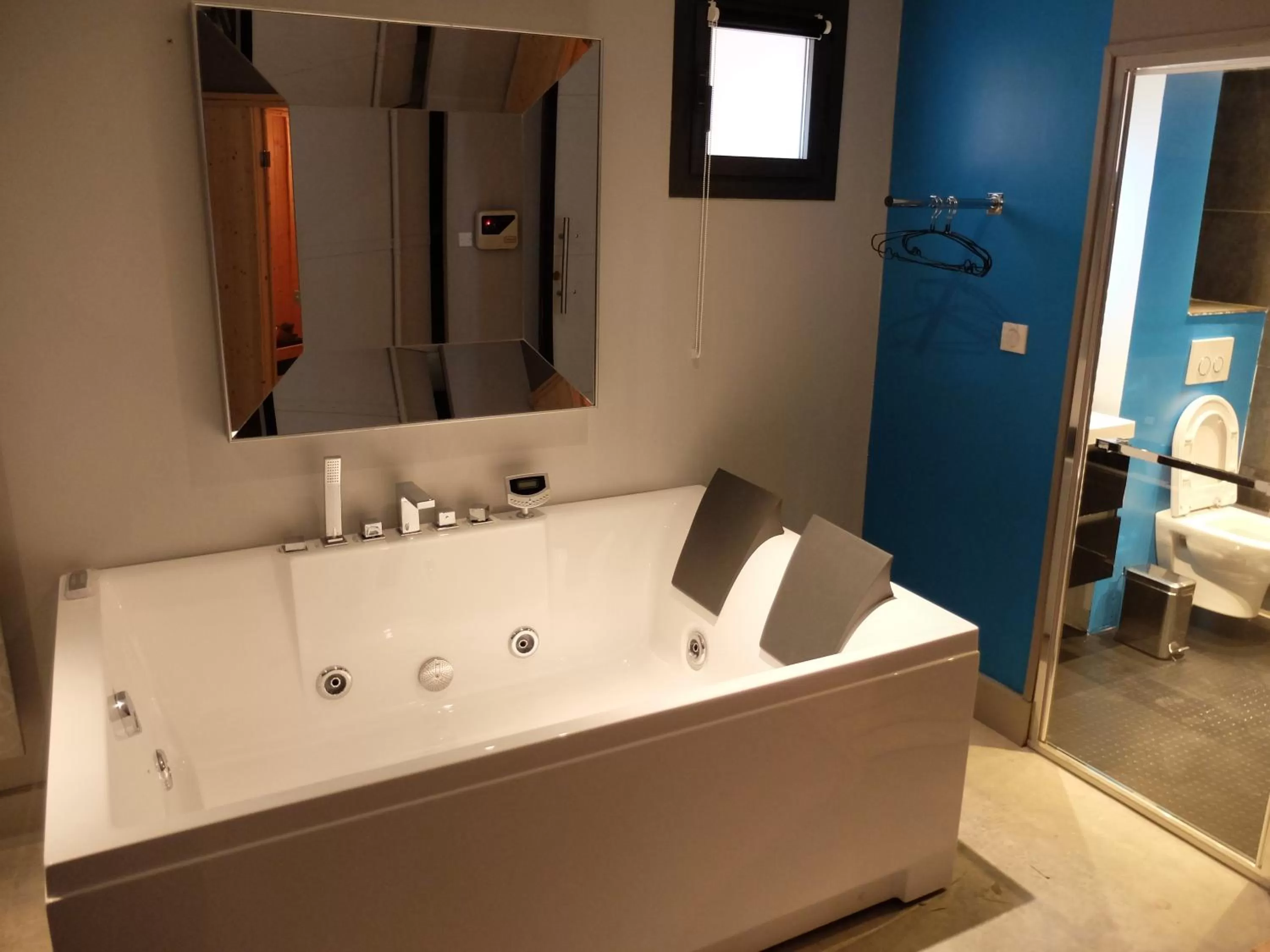 Hot Tub in Be Loft B&B Pool & Spa