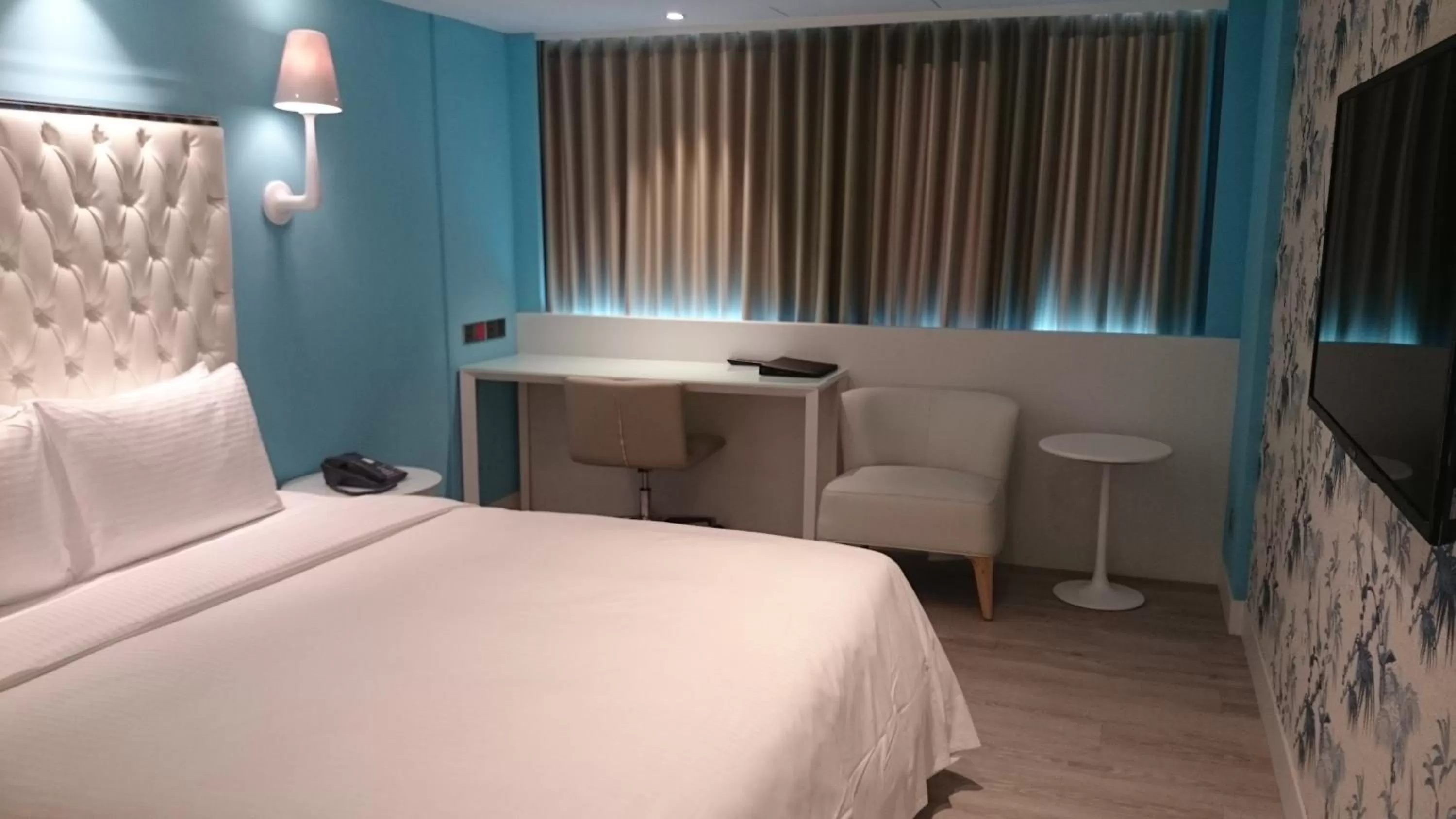 Seating area, Bed in The Cloud Hotel