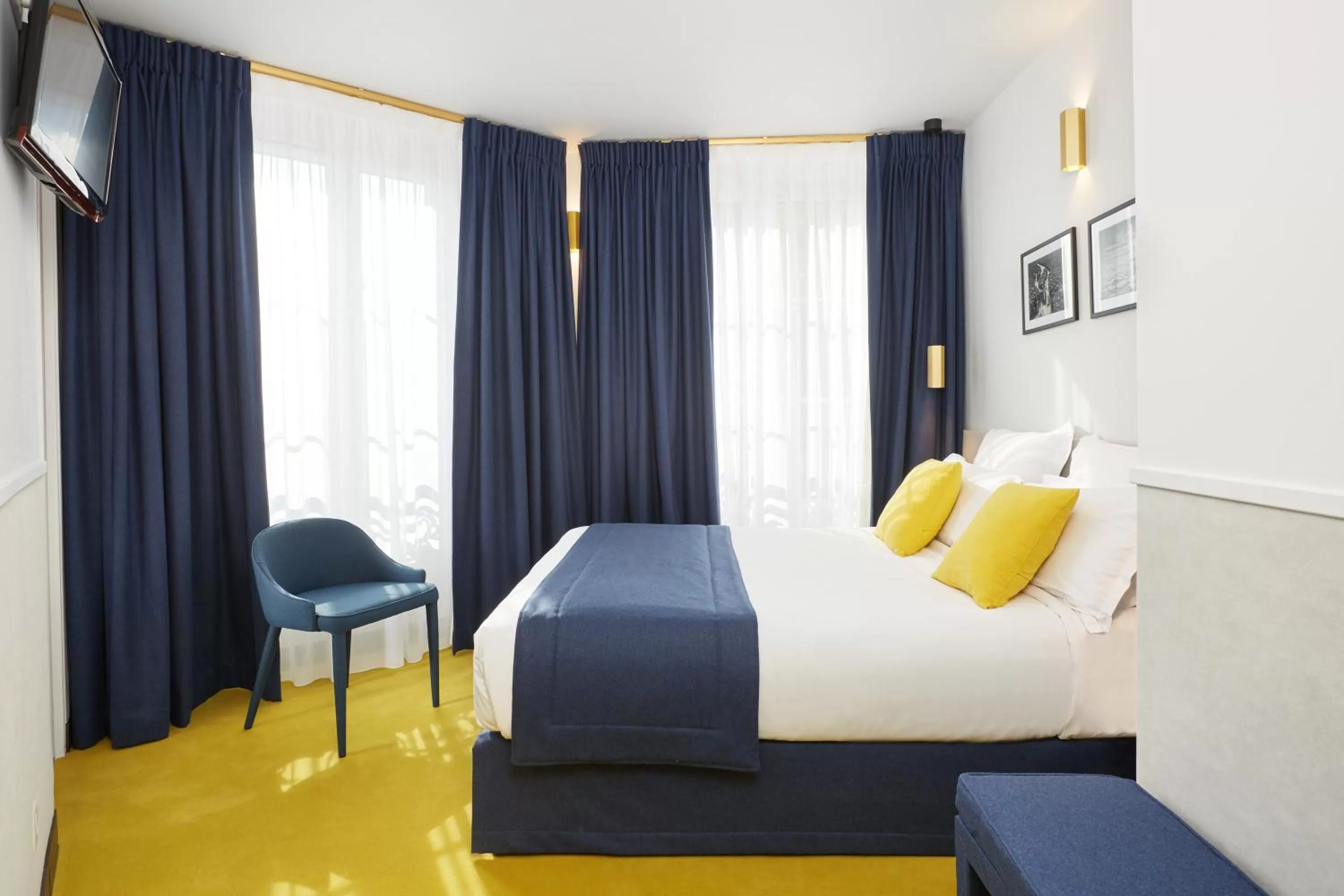 Bedroom, Bed in Hôtel Edouard 6 by Malone