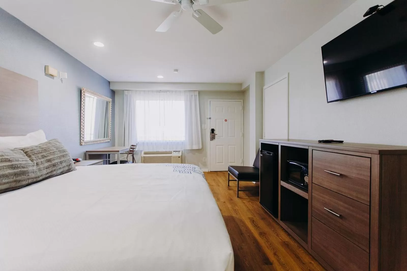 Photo of the whole room, Bed in Scottish Inn & Suites - Kemah Boardwalk