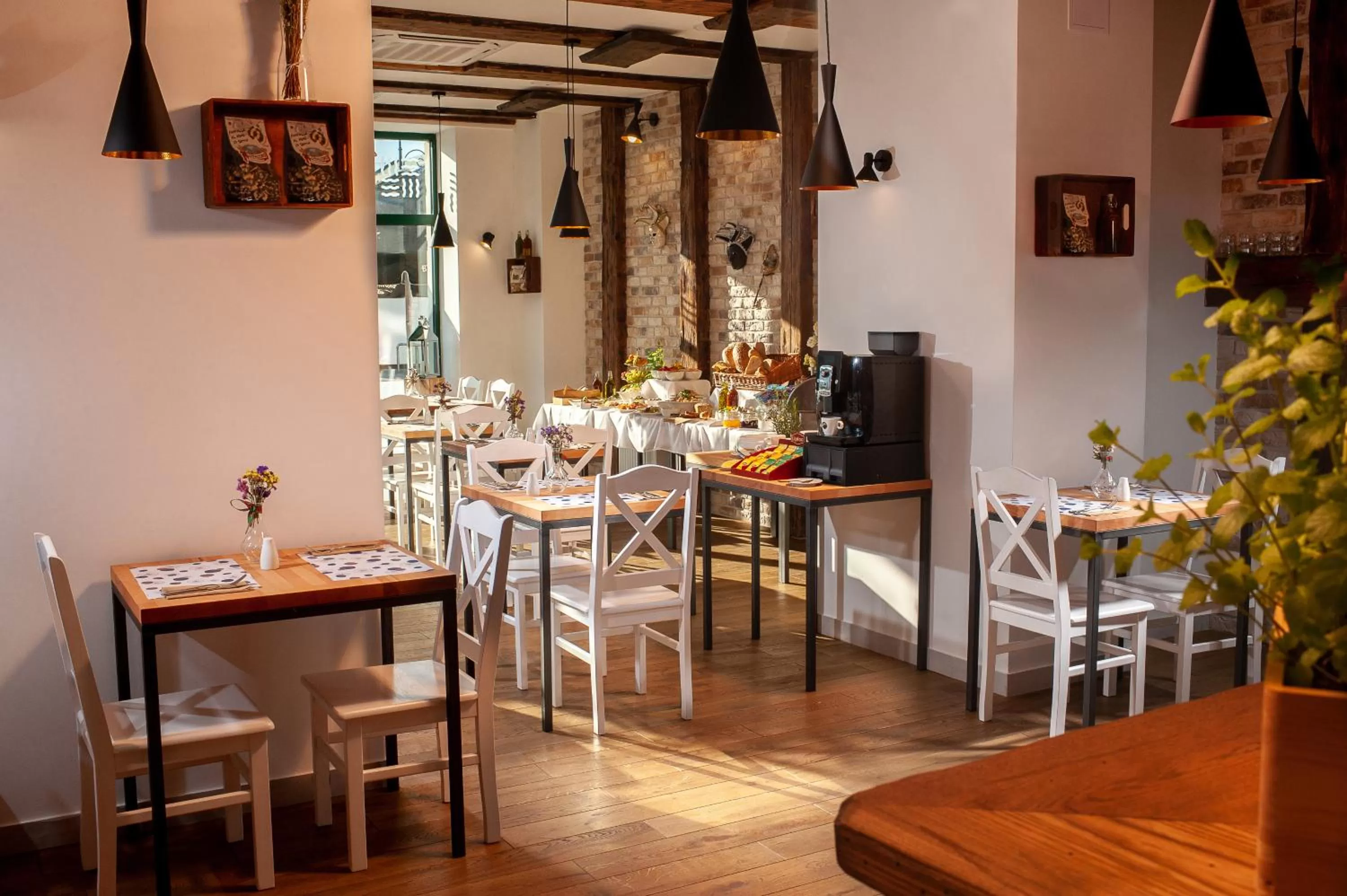 Restaurant/places to eat in Plaza Boutique Hotel