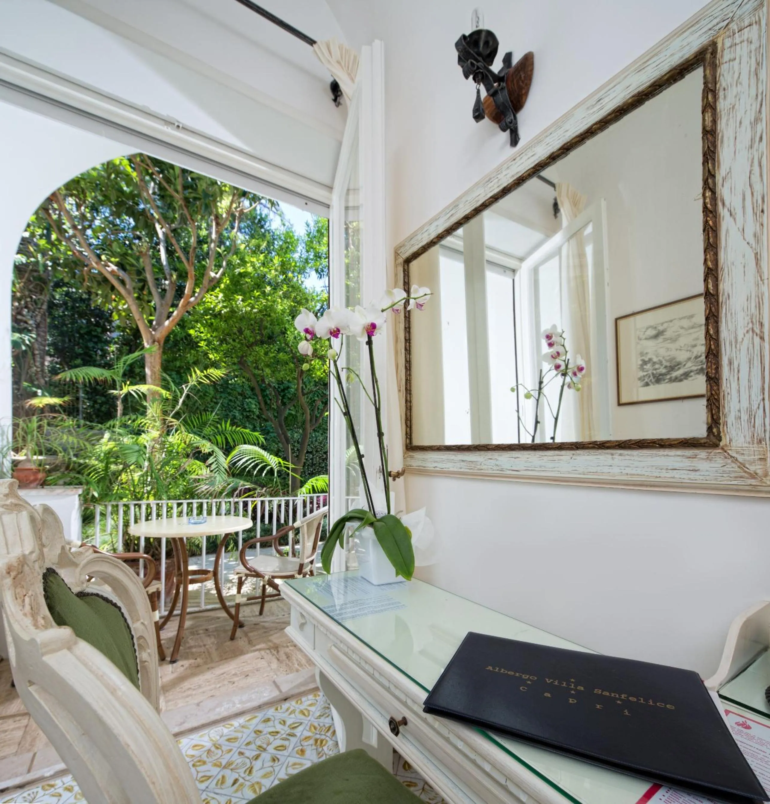 Seating area in Hotel San Felice